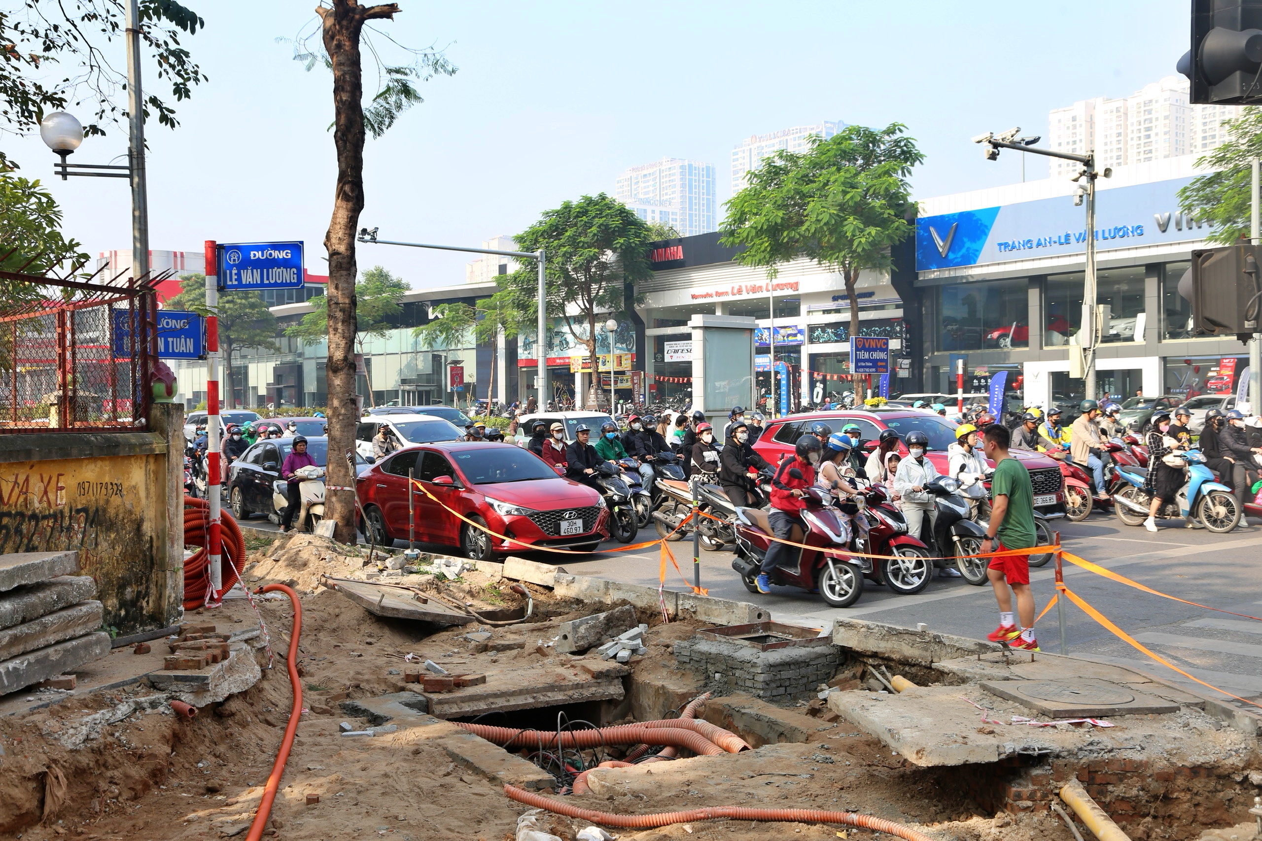 Hà Nội chặt hạ cây xanh, 'xén' vỉa hè để giảm ùn tắc - Ảnh 5.