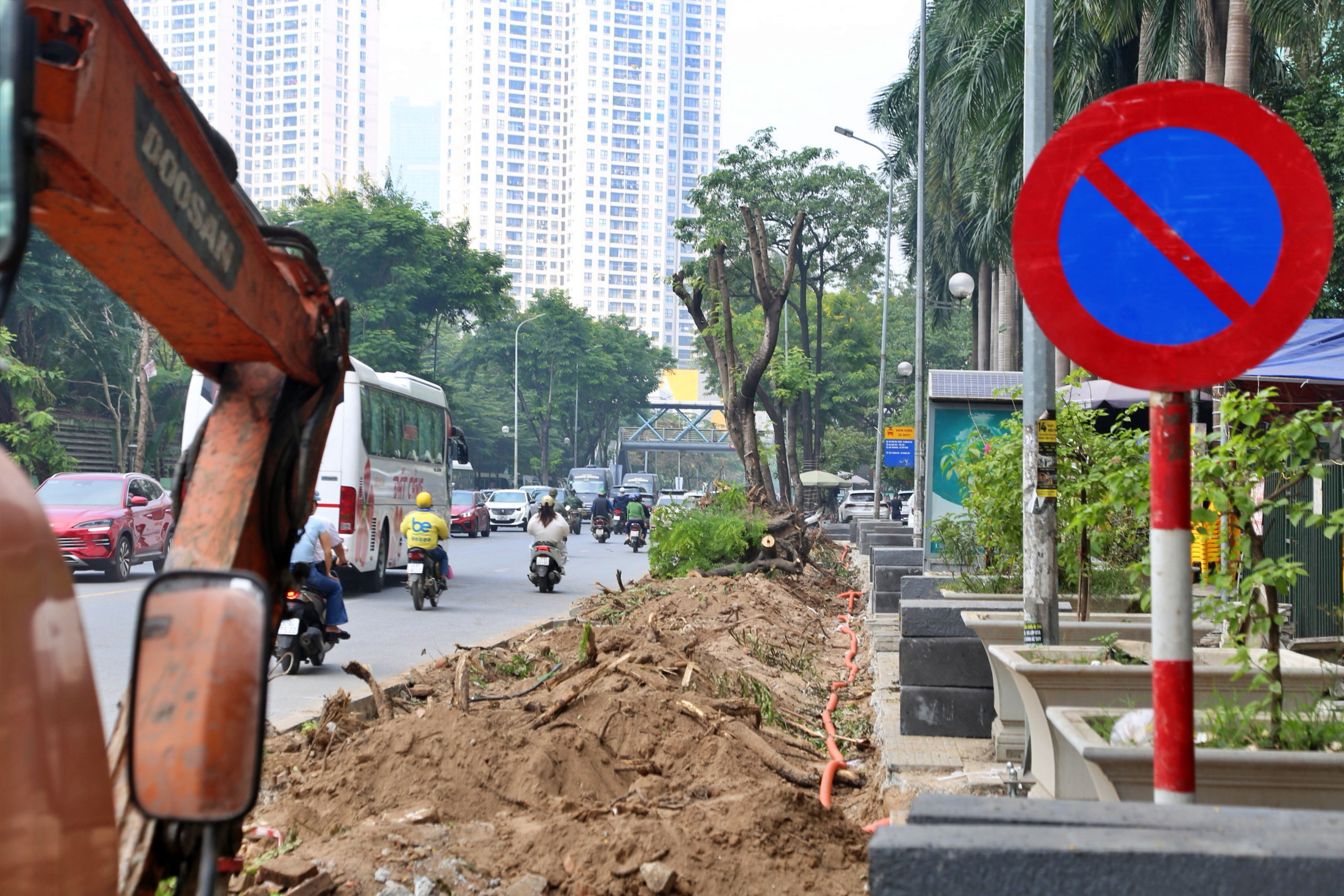 Hà Nội chặt hạ cây xanh, 'xén' vỉa hè để giảm ùn tắc - Ảnh 4.