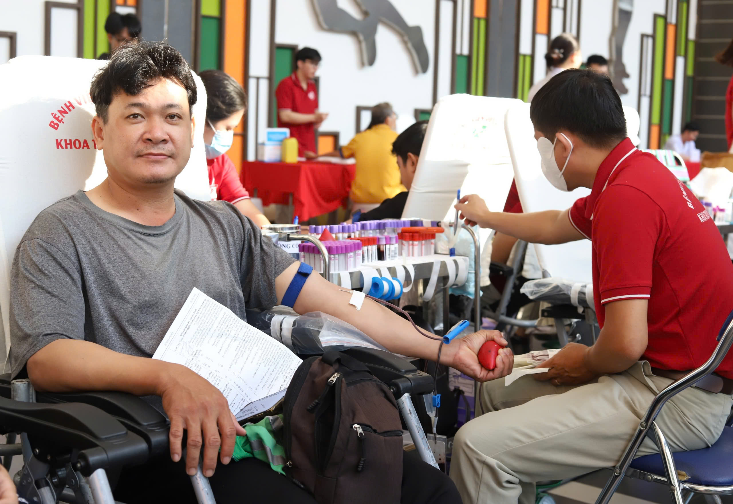 'Chưa có cuốc', tài xế xe công nghệ tranh thủ hiến máu cứu người- Ảnh 1. 'Chưa có cuốc', tài xế xe công nghệ tranh thủ hiến máu cứu người- Ảnh 1.