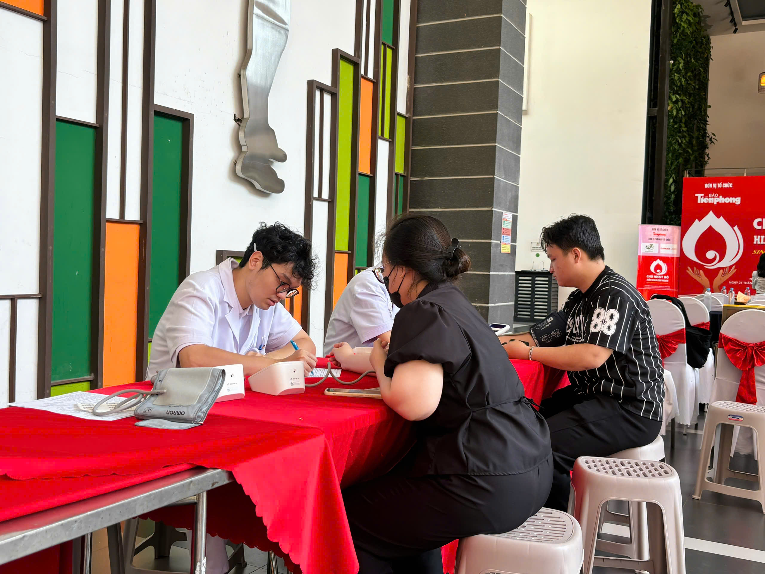 'Chưa có cuốc', tài xế xe công nghệ tranh thủ hiến máu cứu người- Ảnh 2. 'Chưa có cuốc', tài xế xe công nghệ tranh thủ hiến máu cứu người- Ảnh 2.