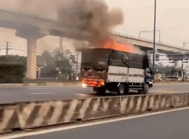 TP.HCM: T&agrave;i xế l&aacute;i xe tải ch&aacute;y ng&ugrave;n ngụt đến trụ sở cảnh s&aacute;t cầu cứu- Ảnh 1.