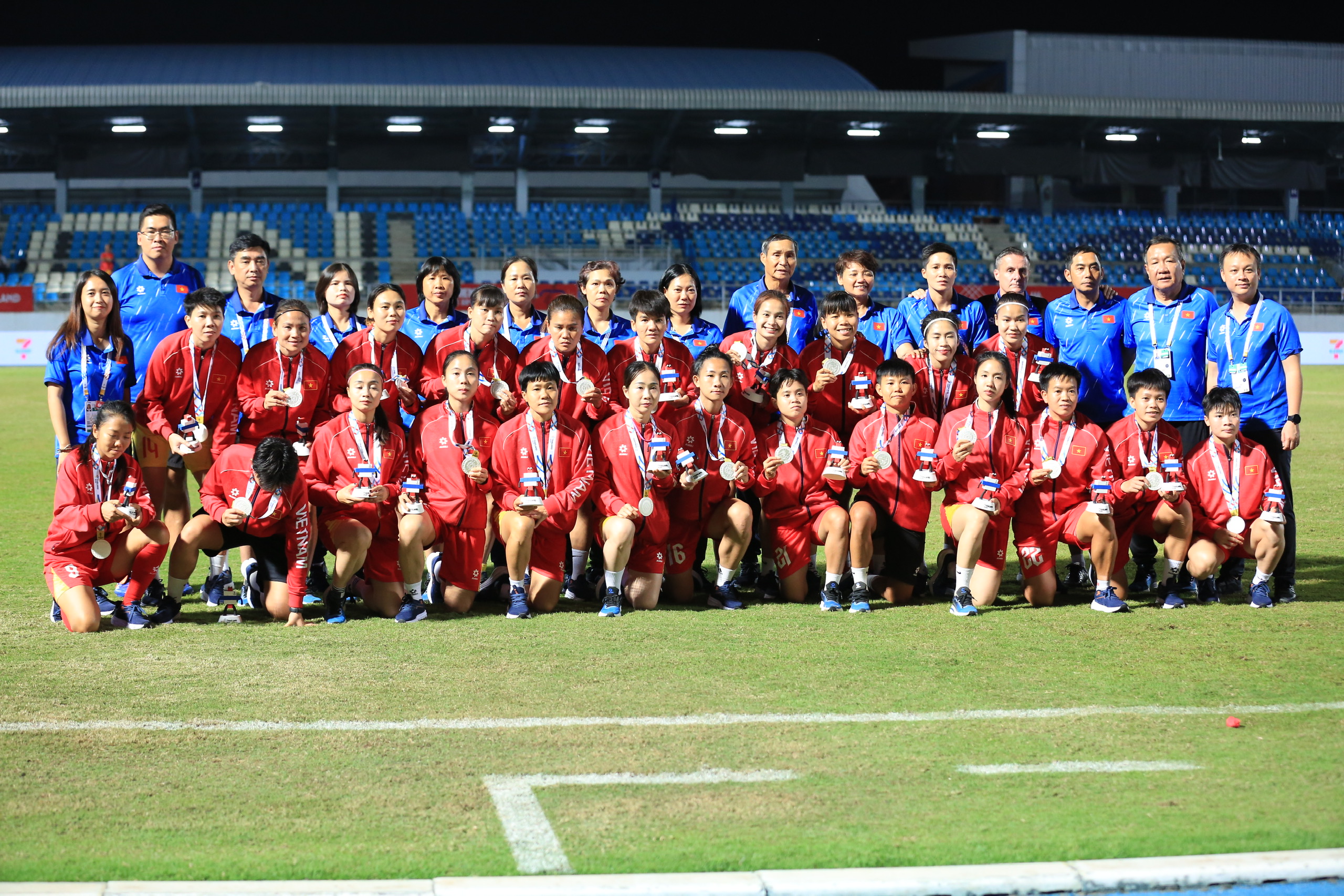 Trọng t&agrave;i ch&iacute;nh v&agrave; trợ l&yacute; chung kết b&oacute;ng đ&aacute; nữ SEA Games - Ảnh 1.
