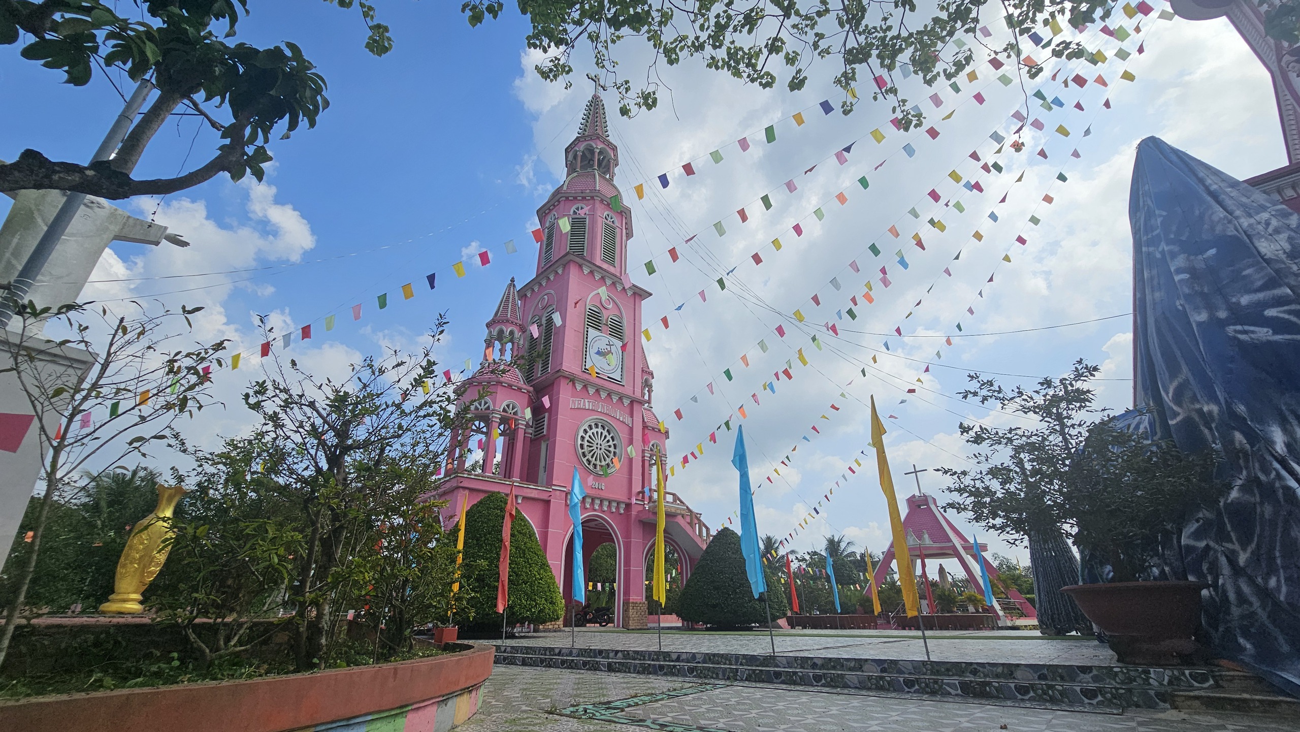 Độc đ&aacute;o nh&agrave; thờ hồng nổi bật giữa v&ugrave;ng qu&ecirc; trước ng&agrave;y Gi&aacute;ng sinh - Ảnh 4.