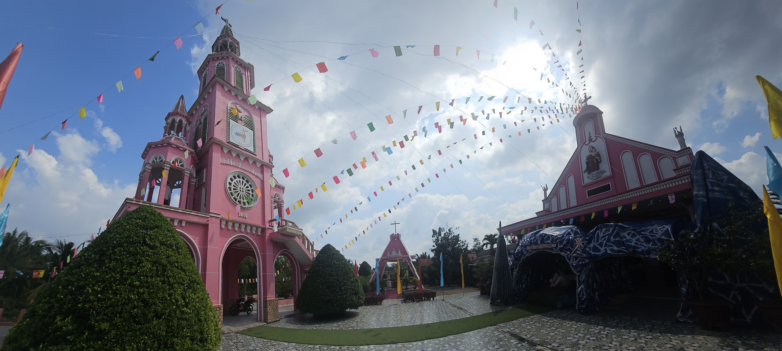 Độc đ&aacute;o nh&agrave; thờ hồng nổi bật giữa v&ugrave;ng qu&ecirc; trước ng&agrave;y Gi&aacute;ng sinh - Ảnh 3.