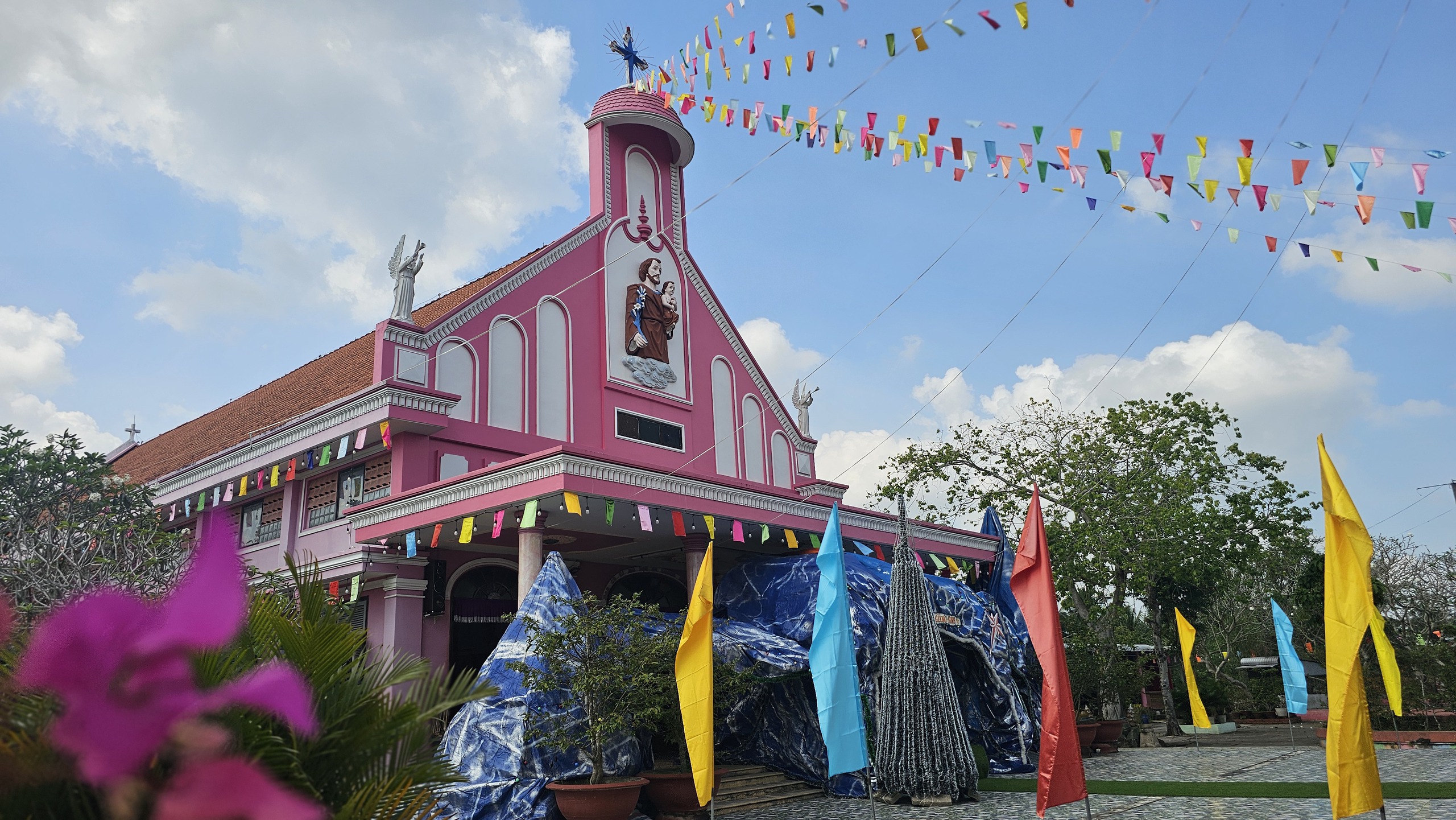 Độc đ&aacute;o nh&agrave; thờ hồng nổi bật giữa v&ugrave;ng qu&ecirc; trước ng&agrave;y Gi&aacute;ng sinh - Ảnh 5.