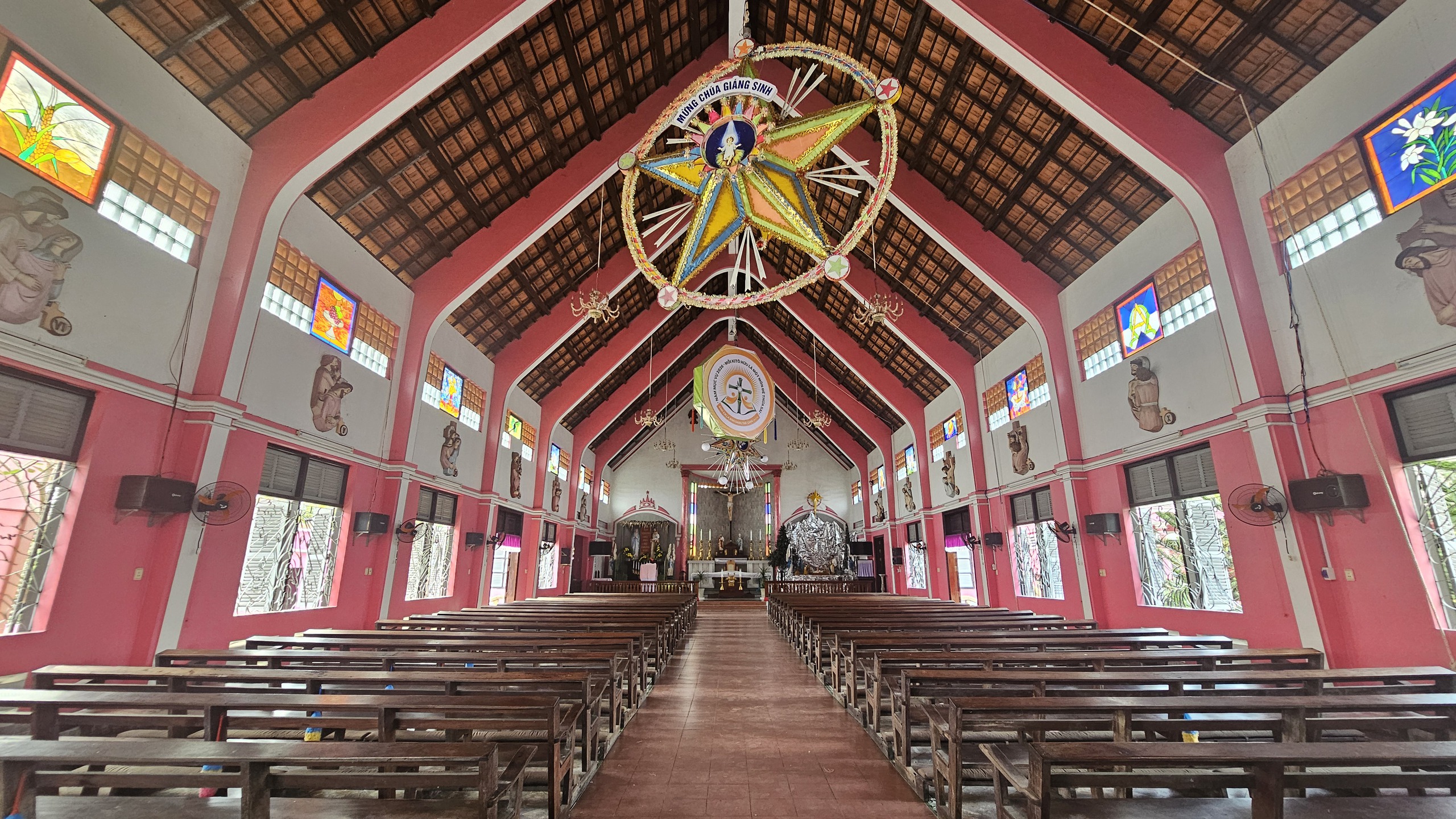 Độc đ&aacute;o nh&agrave; thờ hồng nổi bật giữa v&ugrave;ng qu&ecirc; trước ng&agrave;y Gi&aacute;ng sinh - Ảnh 6.