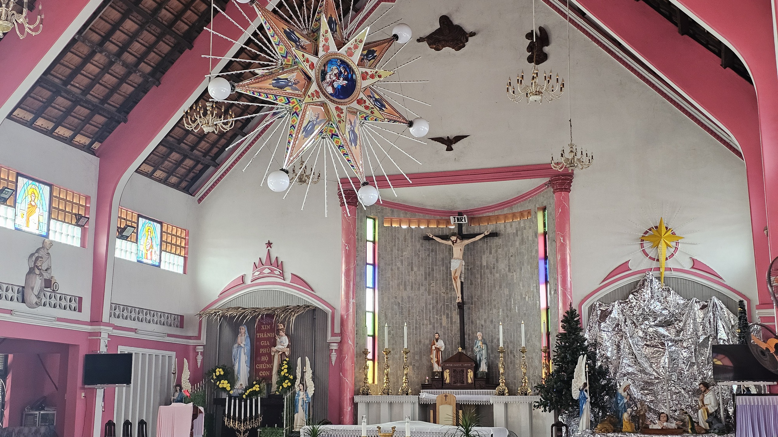 Độc đ&aacute;o nh&agrave; thờ hồng nổi bật giữa v&ugrave;ng qu&ecirc; trước ng&agrave;y Gi&aacute;ng sinh - Ảnh 7.