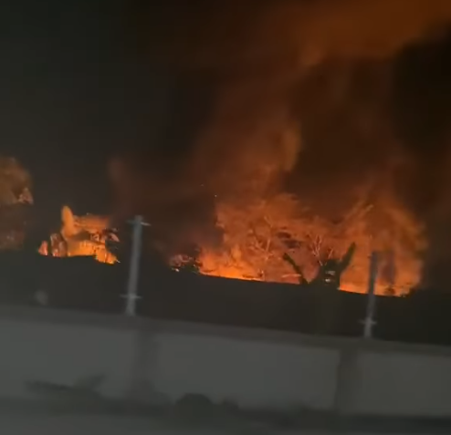 Ch&aacute;y lớn b&atilde;i phế liệu l&uacute;c s&aacute;ng sớm ở TP.HCM- Ảnh 1.