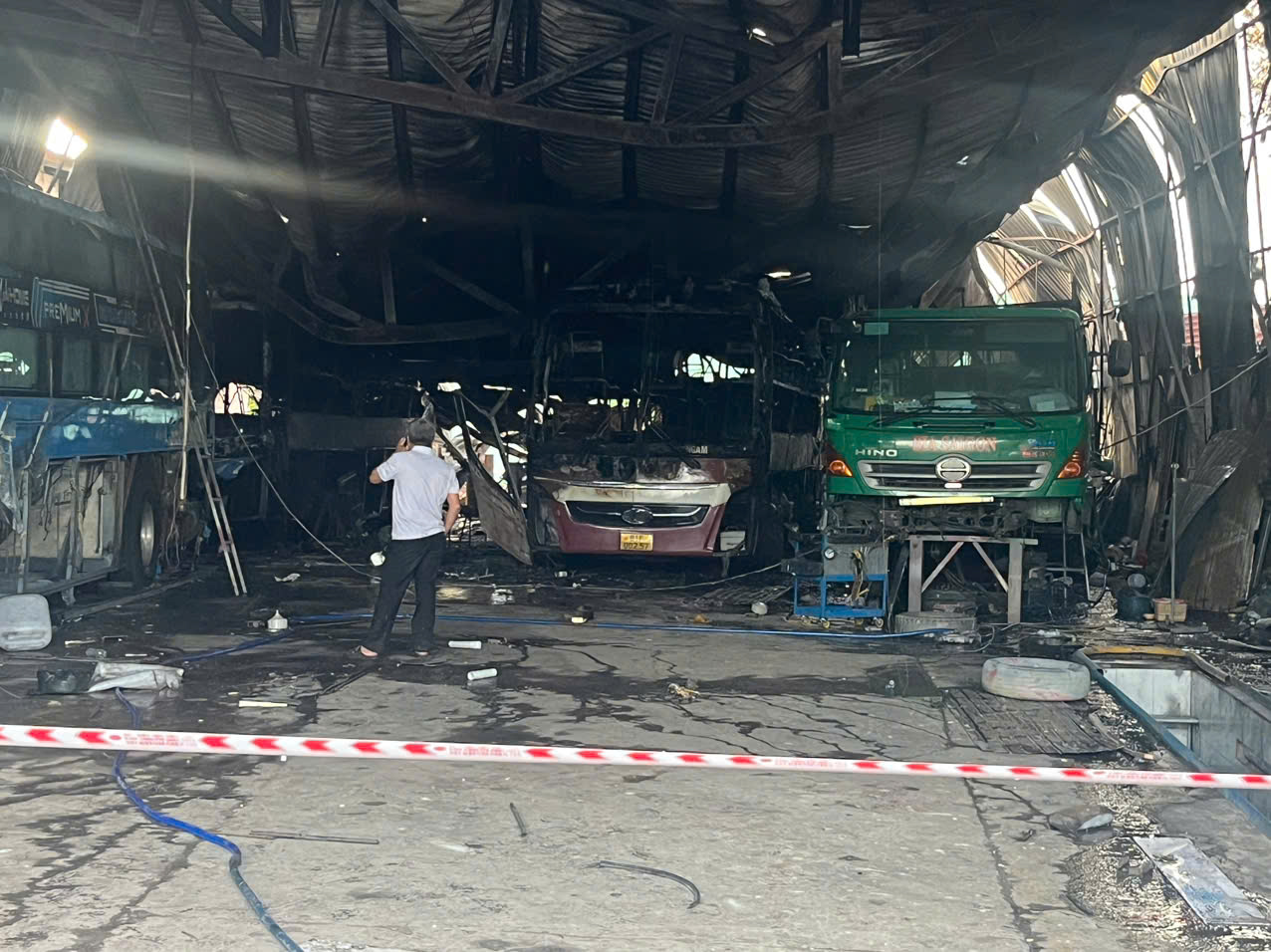 Cháy lớn tại gara ô tô ở Gia Lai, nhiều xe bị thiêu rụi- Ảnh 1.