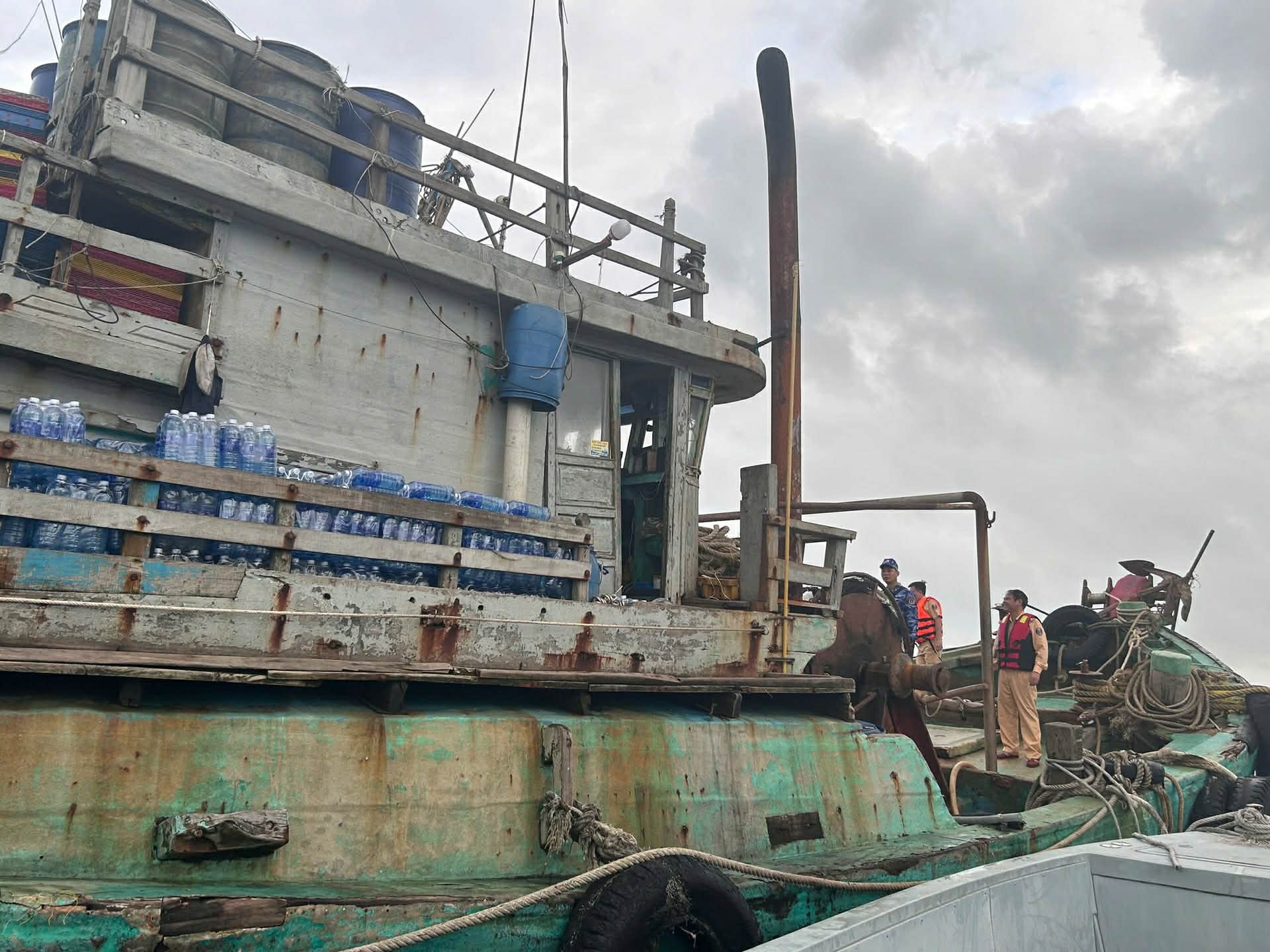 Tàu cá không có thuyền trưởng, tắt giám sát hành trình chở 47.000 lít dầu lậu - Ảnh 1.