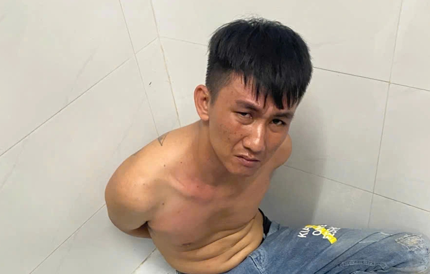 Vụ bảo vệ bị đâm tử vong ở cổng Bệnh viện đa khoa Vĩnh Long: Bắt nghi phạm - Ảnh 1.