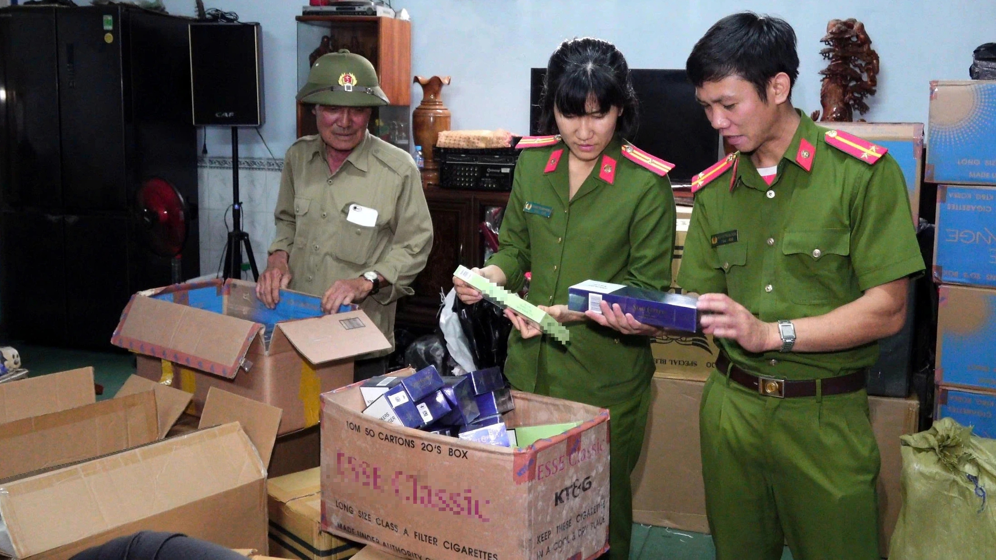 Bắt quả tang vụ tàng trữ thuốc lá lậu lớn nhất Gia Lai - Ảnh 1.