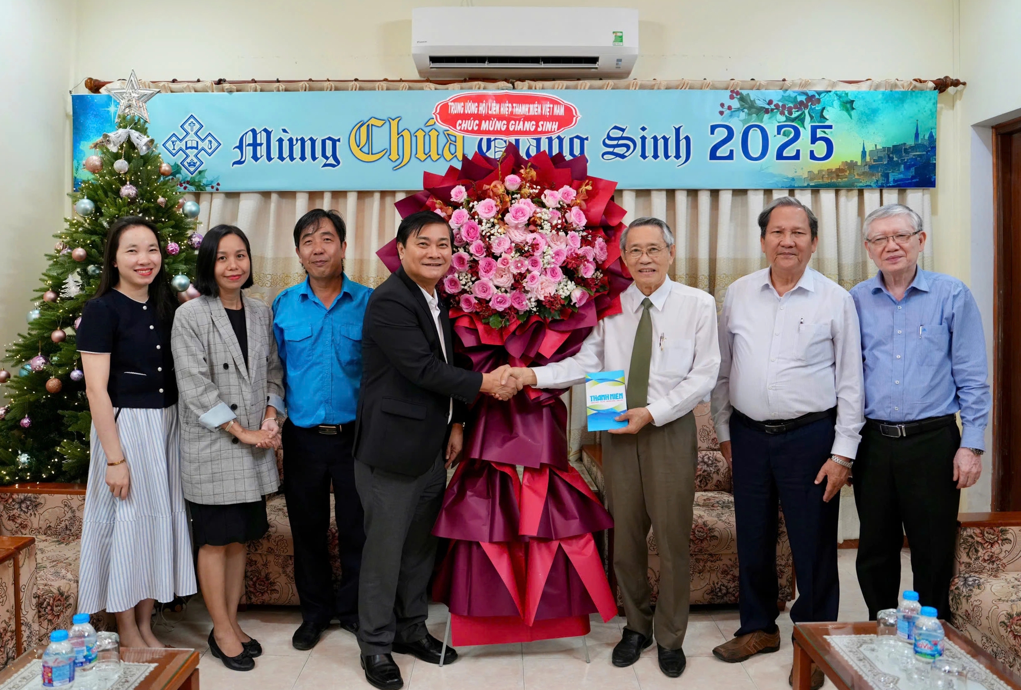 T.Ư Hội LHTN Việt Nam chúc mừng Giáng sinh thanh niên, đồng bào tôn giáo - Ảnh 1.