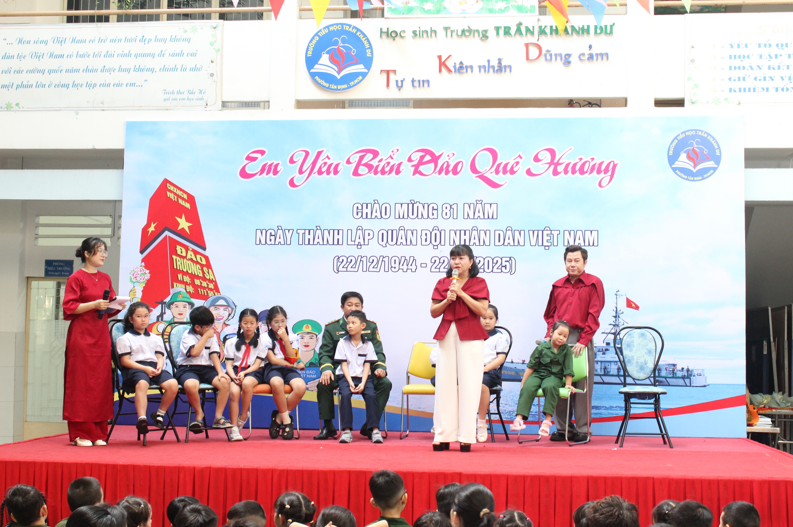 X&uacute;c động nghe chuyện chiến sĩ Trường Sa ở s&acirc;n trường - Ảnh 1.