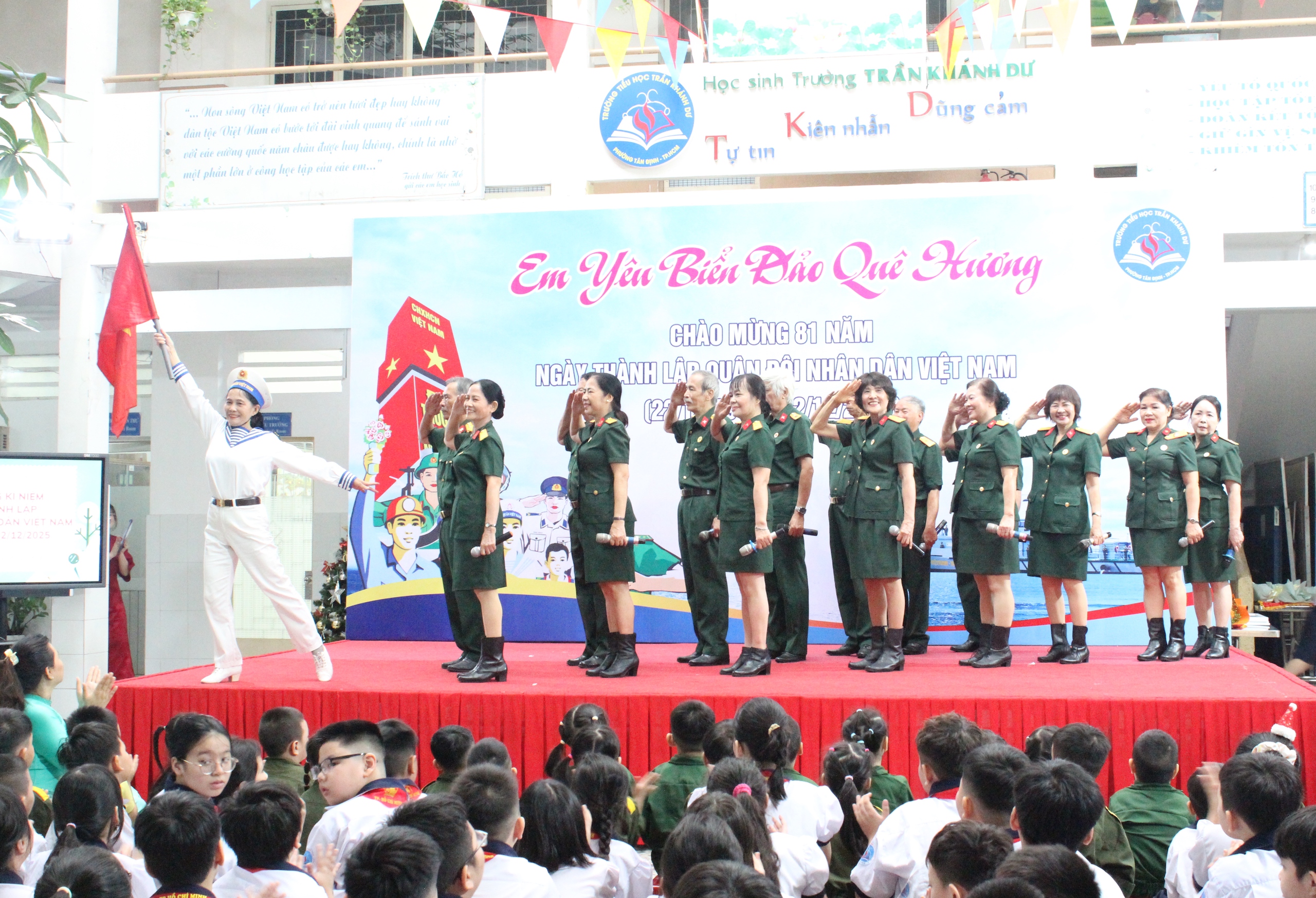 X&uacute;c động nghe chuyện chiến sĩ Trường Sa ở s&acirc;n trường - Ảnh 2.