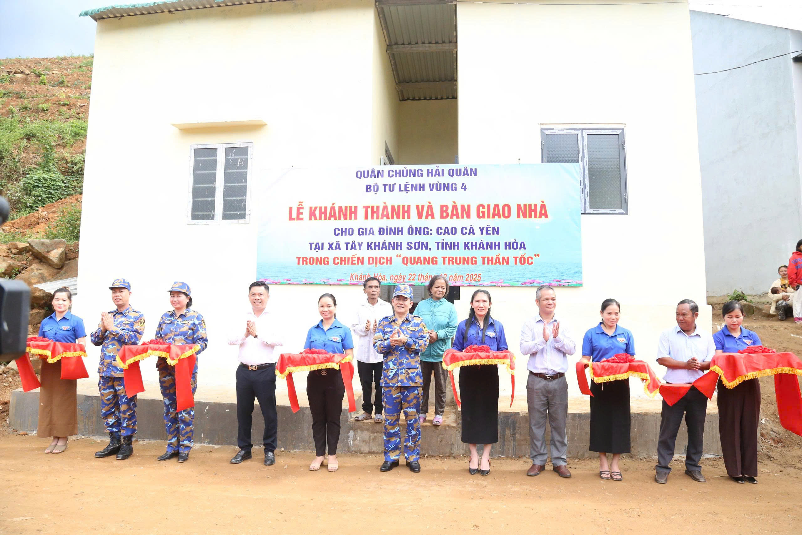 'Chiến dịch Quang Trung': Bàn giao căn nhà đầu tiên do Vùng 4 Hải quân xây dựng - Ảnh 1.