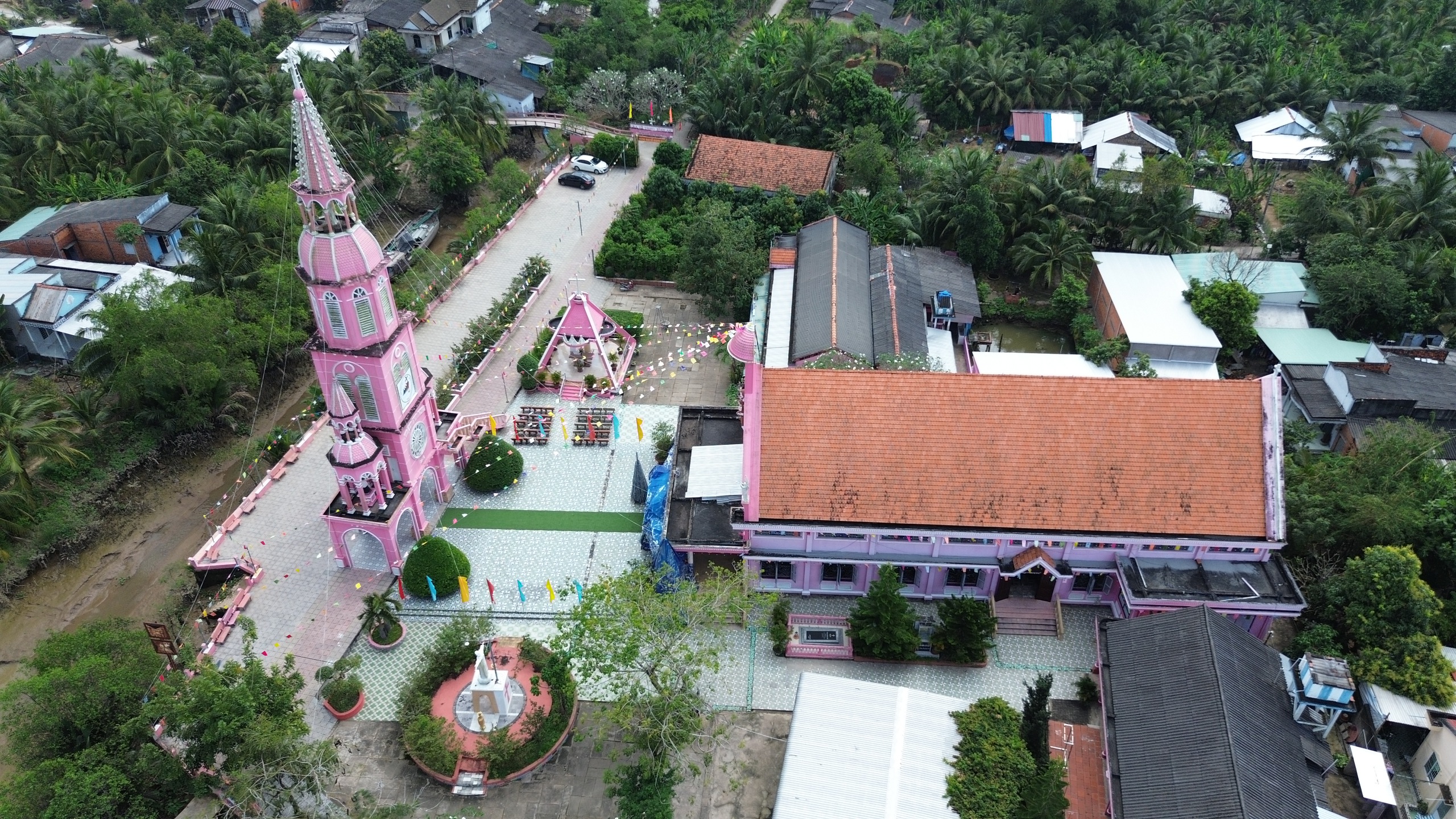 Độc đ&aacute;o nh&agrave; thờ hồng nổi bật giữa v&ugrave;ng qu&ecirc; trước ng&agrave;y Gi&aacute;ng sinh - Ảnh 8.