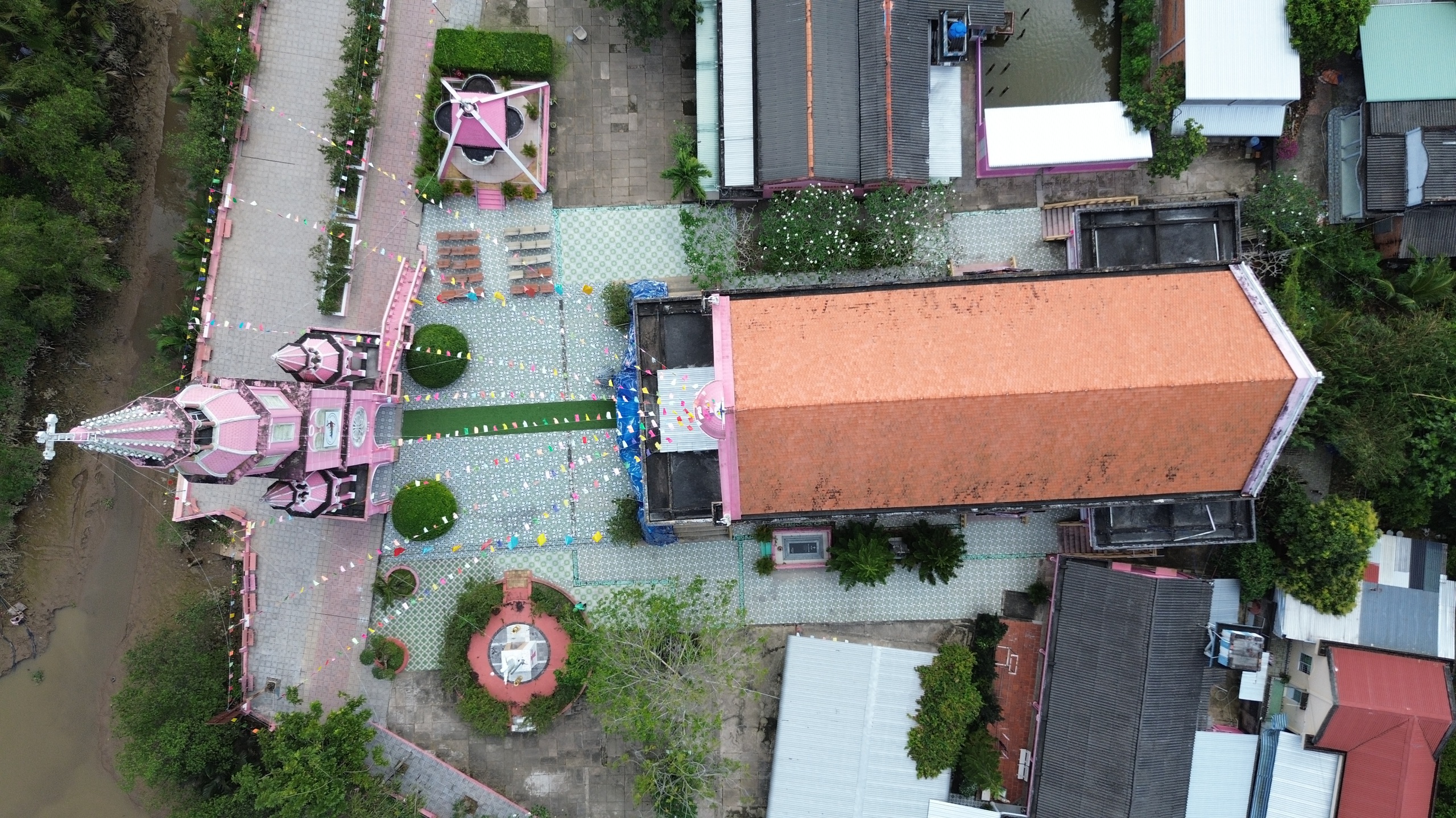 Độc đ&aacute;o nh&agrave; thờ hồng nổi bật giữa v&ugrave;ng qu&ecirc; trước ng&agrave;y Gi&aacute;ng sinh - Ảnh 2.