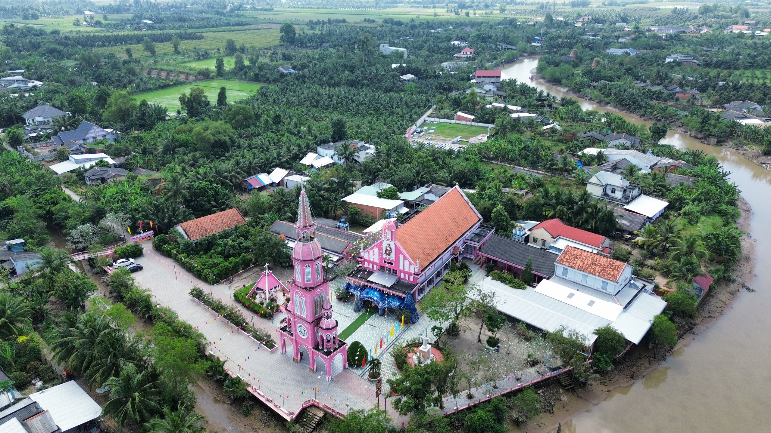 Độc đ&aacute;o nh&agrave; thờ hồng nổi bật giữa v&ugrave;ng qu&ecirc; trước ng&agrave;y Gi&aacute;ng sinh - Ảnh 1.