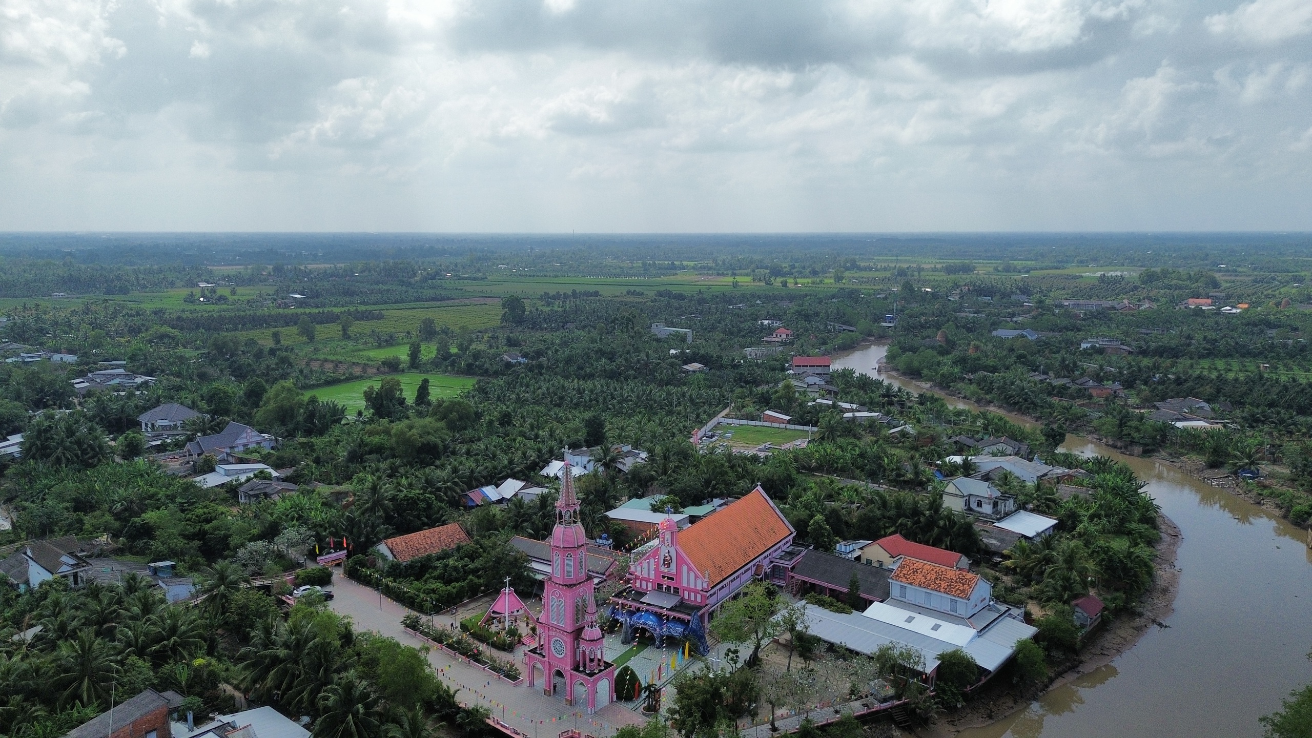 Độc đ&aacute;o nh&agrave; thờ hồng nổi bật giữa v&ugrave;ng qu&ecirc; trước ng&agrave;y Gi&aacute;ng sinh - Ảnh 9.