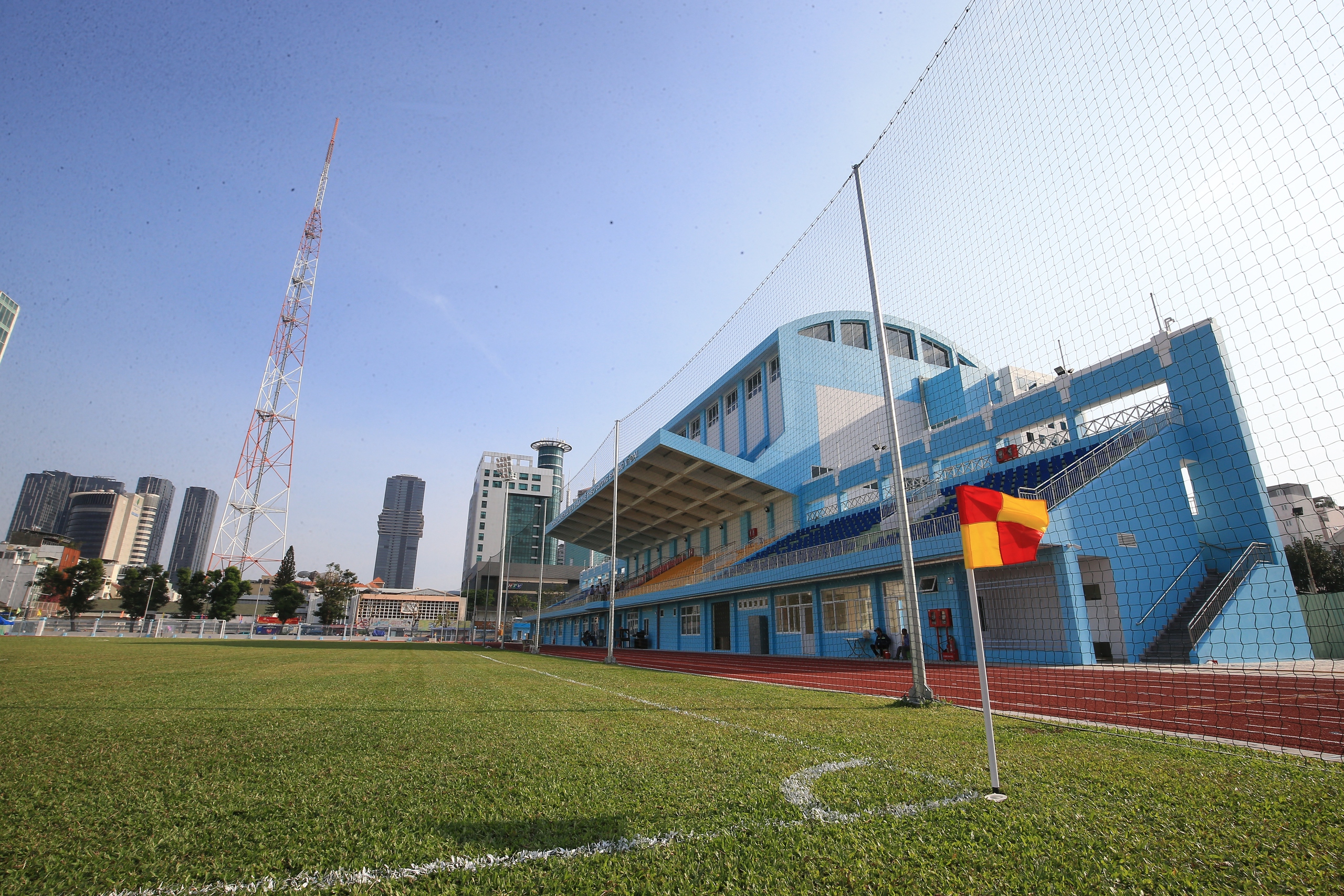 Sân Hoa Lư rực rỡ diện mạo mới, mở cửa cho người dân tập giờ nào?- Ảnh 3.