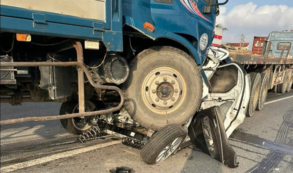 Hải Phòng: 7 ô tô va chạm liên hoàn, tạm giữ tài xế xe đầu kéo- Ảnh 2.