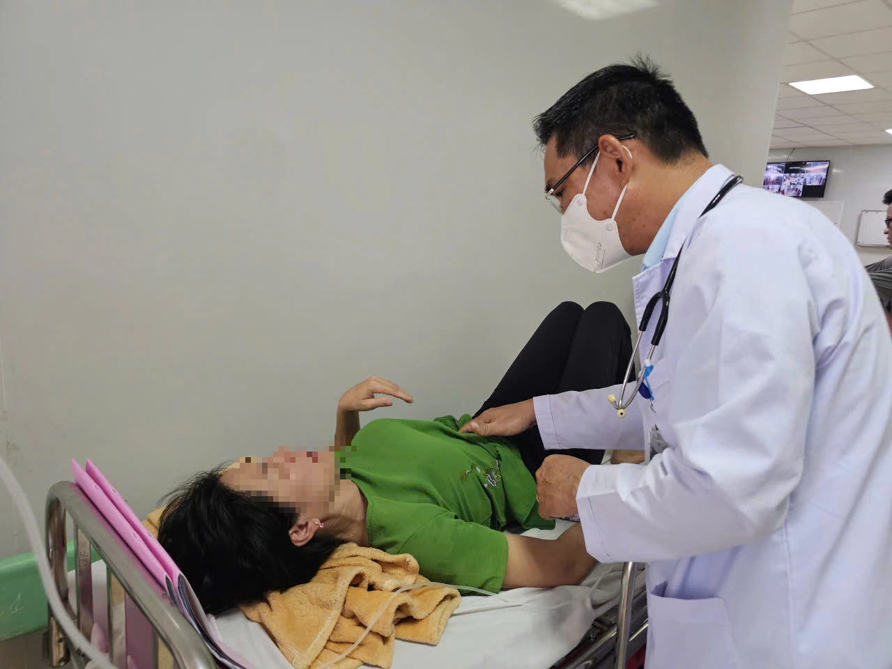 Hàng chục người nhập viện sau khi ăn bánh mì thập cẩm ở TP . HCM - Ảnh 2.