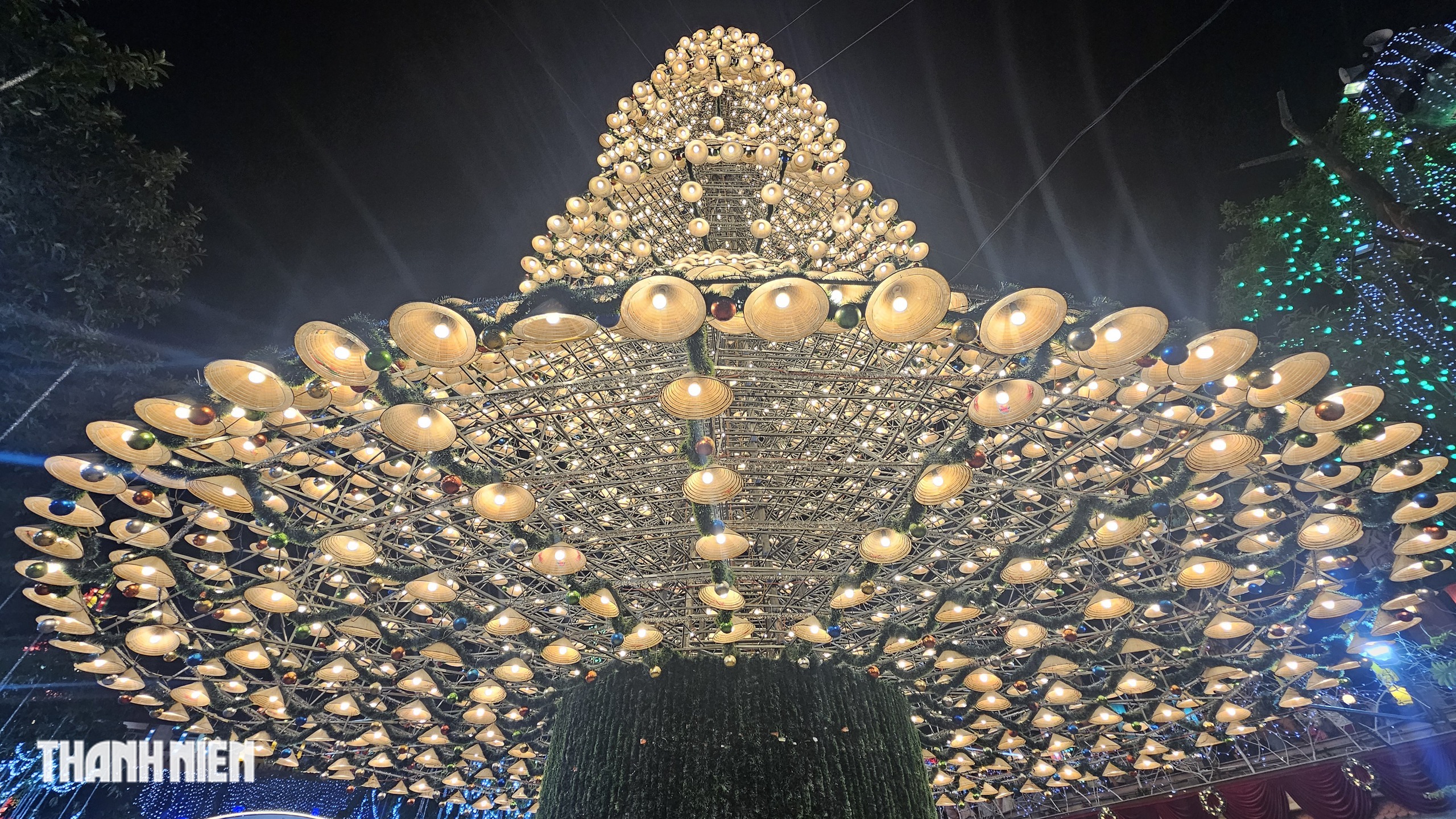 C&acirc;y th&ocirc;ng n&oacute;n l&aacute; s&aacute;ng đ&egrave;n, mỗi đ&ecirc;m đ&oacute;n h&agrave;ng ng&agrave;n người đến chi&ecirc;m ngưỡng - Ảnh 2.