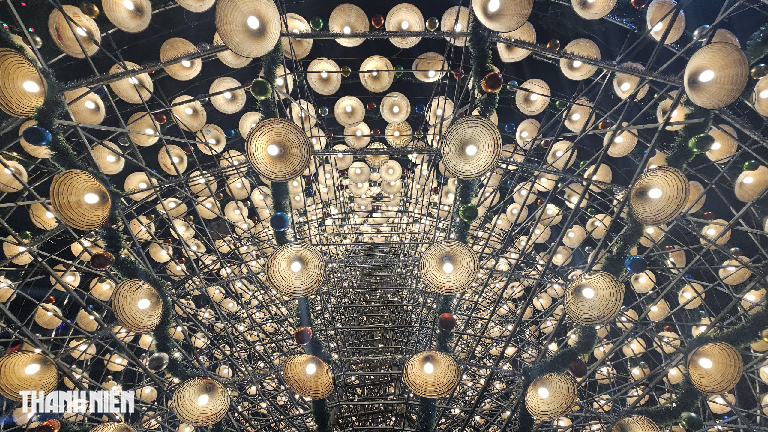 C&acirc;y th&ocirc;ng n&oacute;n l&aacute; s&aacute;ng đ&egrave;n, mỗi đ&ecirc;m đ&oacute;n h&agrave;ng ng&agrave;n người đến chi&ecirc;m ngưỡng - Ảnh 4.