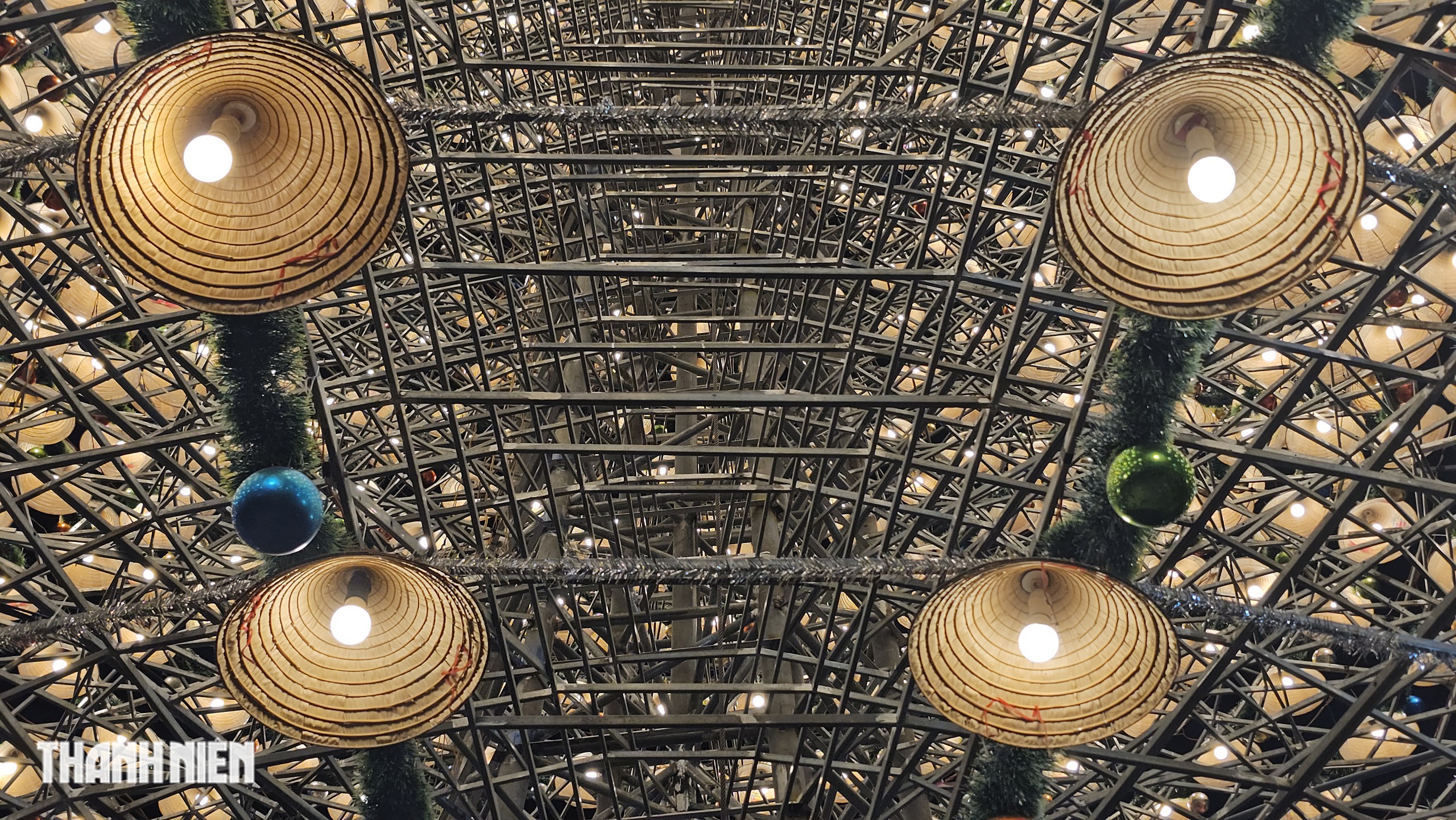 C&acirc;y th&ocirc;ng n&oacute;n l&aacute; s&aacute;ng đ&egrave;n, mỗi đ&ecirc;m đ&oacute;n h&agrave;ng ng&agrave;n người đến chi&ecirc;m ngưỡng - Ảnh 3.