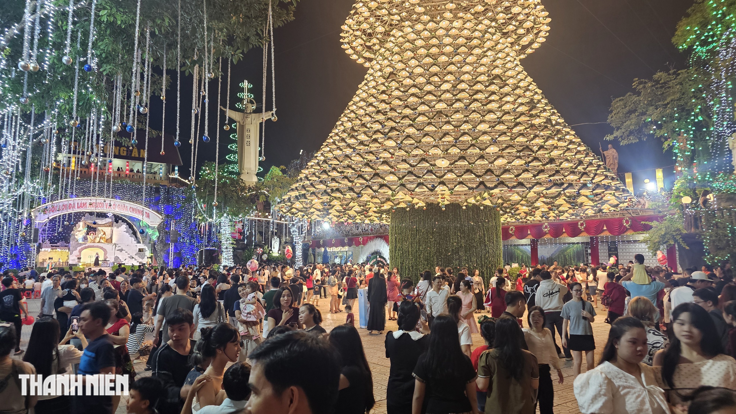 C&acirc;y th&ocirc;ng n&oacute;n l&aacute; s&aacute;ng đ&egrave;n, mỗi đ&ecirc;m đ&oacute;n h&agrave;ng ng&agrave;n người đến chi&ecirc;m ngưỡng - Ảnh 6.