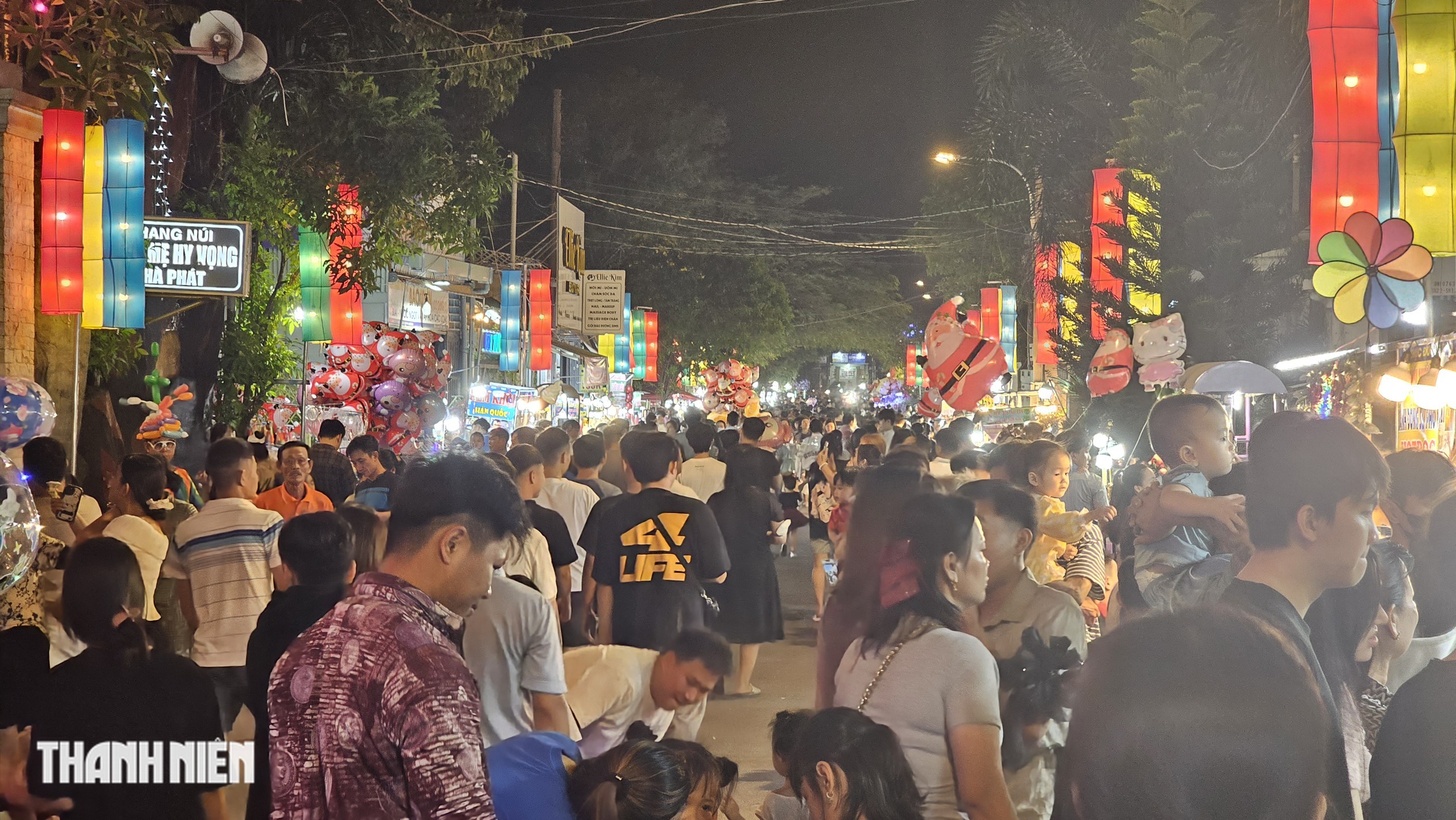 C&acirc;y th&ocirc;ng n&oacute;n l&aacute; s&aacute;ng đ&egrave;n, mỗi đ&ecirc;m đ&oacute;n h&agrave;ng ng&agrave;n người đến chi&ecirc;m ngưỡng - Ảnh 7.