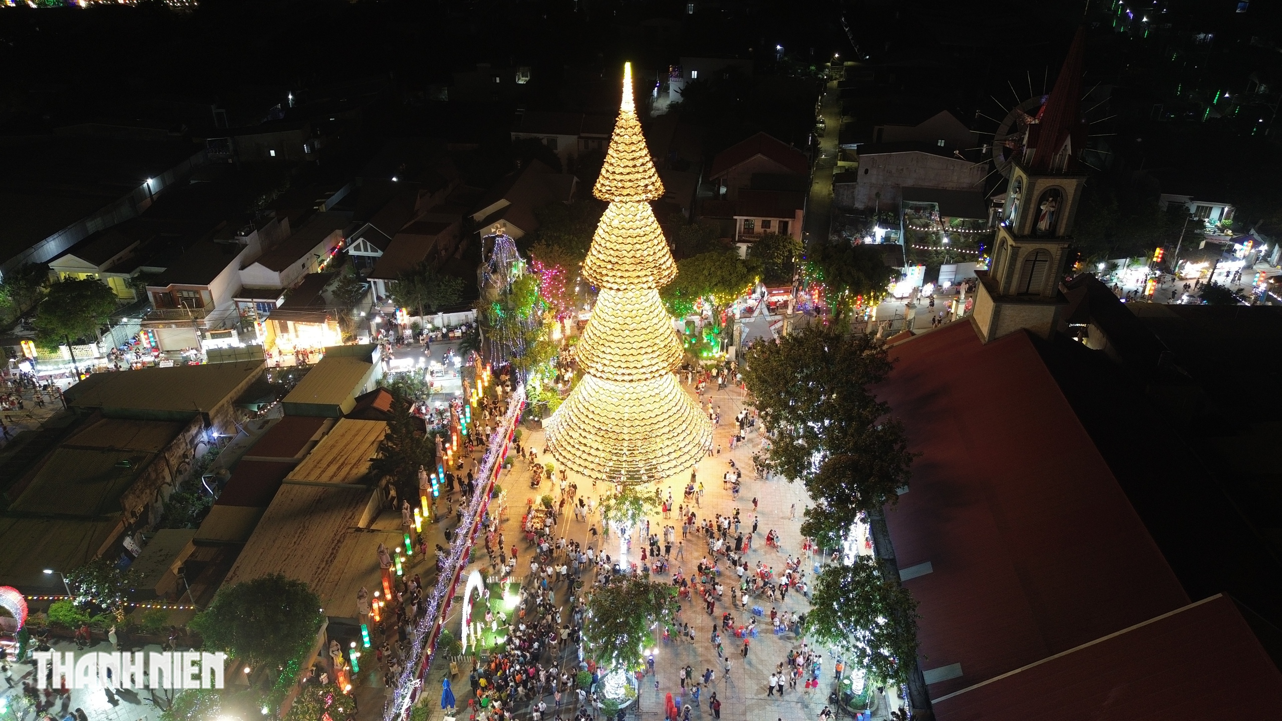 C&acirc;y th&ocirc;ng n&oacute;n l&aacute; s&aacute;ng đ&egrave;n, mỗi đ&ecirc;m đ&oacute;n h&agrave;ng ng&agrave;n người đến chi&ecirc;m ngưỡng - Ảnh 5.