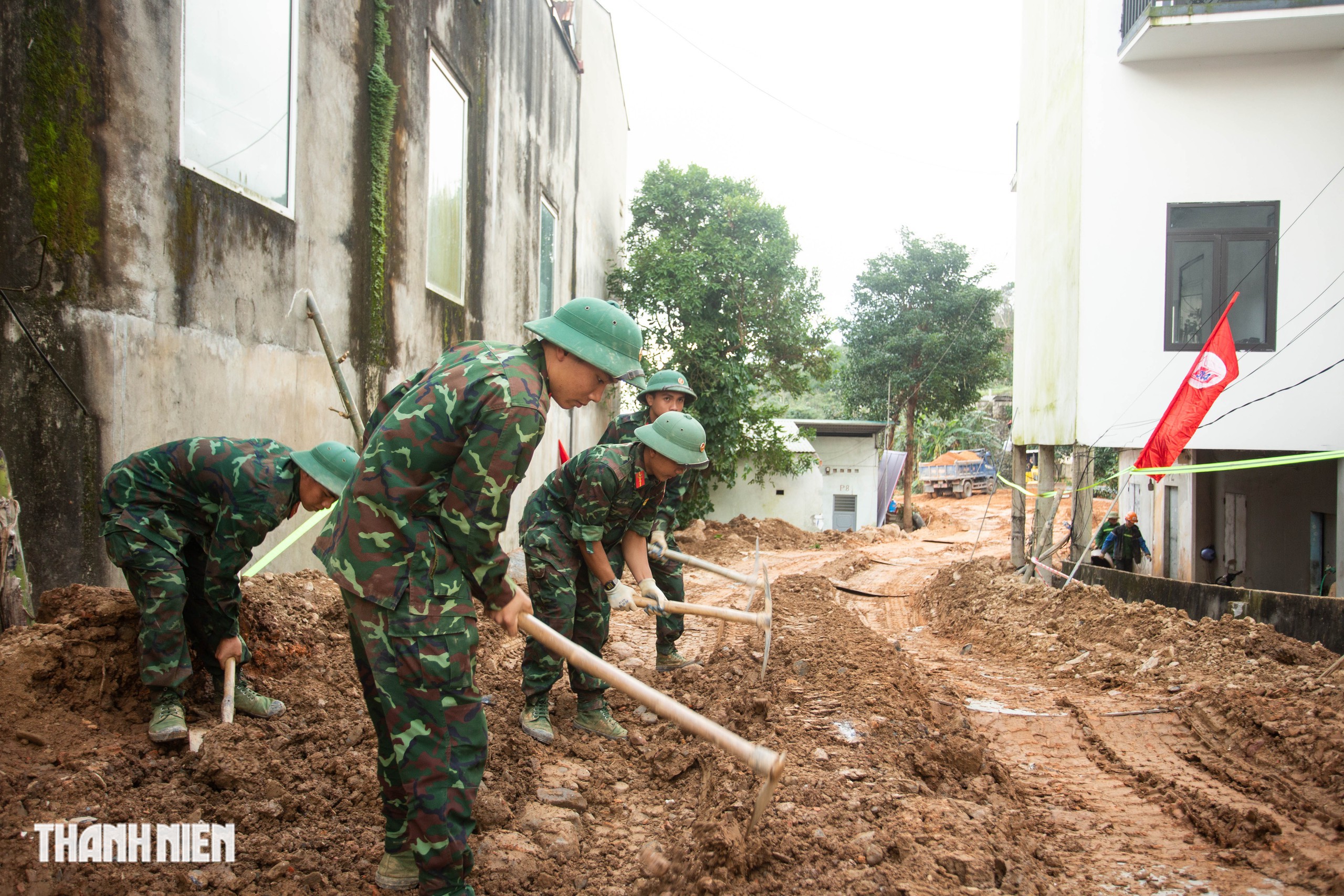 Cận cảnh công trường xây kè chống sạt lở ở xã miền núi Quảng Trị - Ảnh 2.