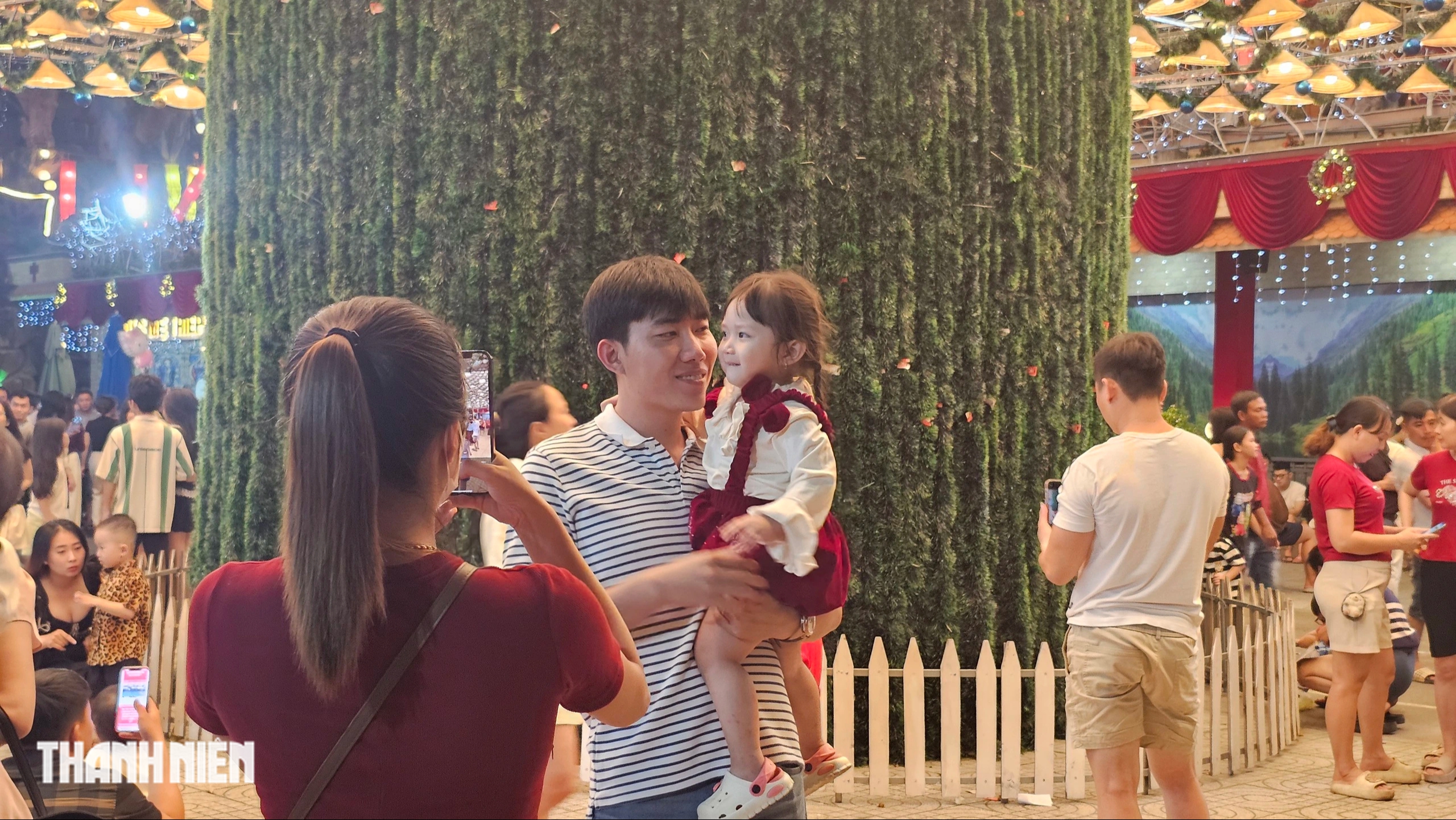 C&acirc;y th&ocirc;ng n&oacute;n l&aacute; s&aacute;ng đ&egrave;n, mỗi đ&ecirc;m đ&oacute;n h&agrave;ng ng&agrave;n người đến chi&ecirc;m ngưỡng - Ảnh 9.