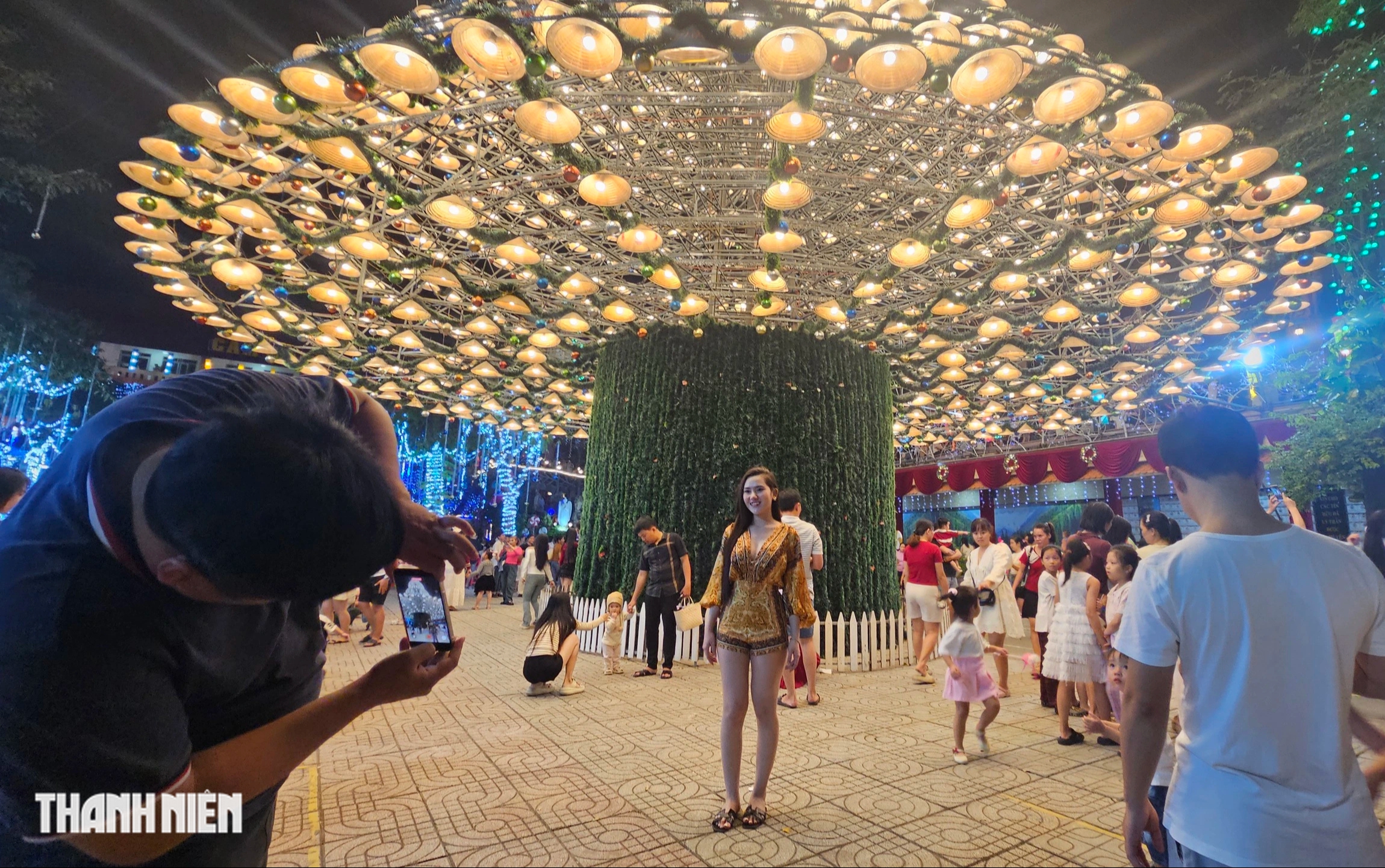 C&acirc;y th&ocirc;ng n&oacute;n l&aacute; s&aacute;ng đ&egrave;n, mỗi đ&ecirc;m đ&oacute;n h&agrave;ng ng&agrave;n người đến chi&ecirc;m ngưỡng - Ảnh 8.