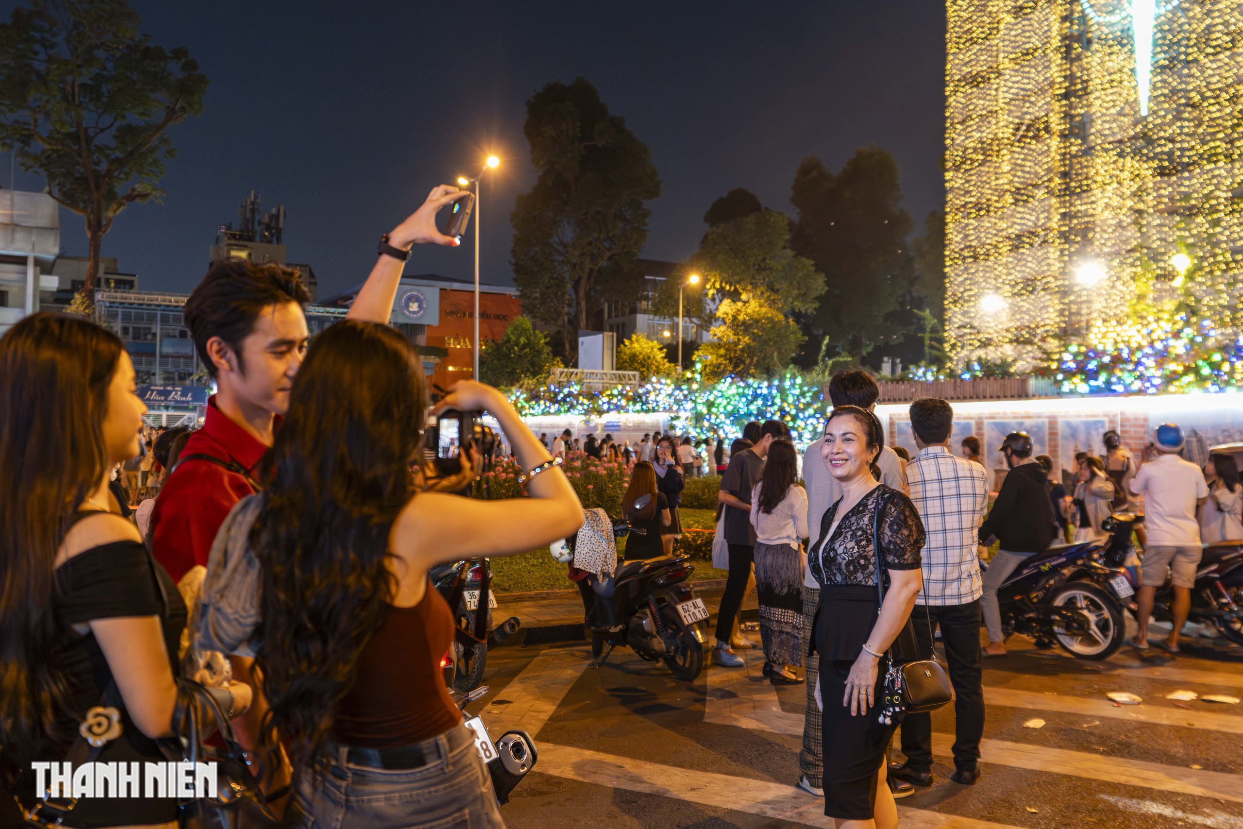 Nh&agrave; thờ Đức B&agrave;, T&acirc;n Định th&agrave;nh điểm hẹn ban đ&ecirc;m của người S&agrave;i G&ograve;n - Ảnh 7.