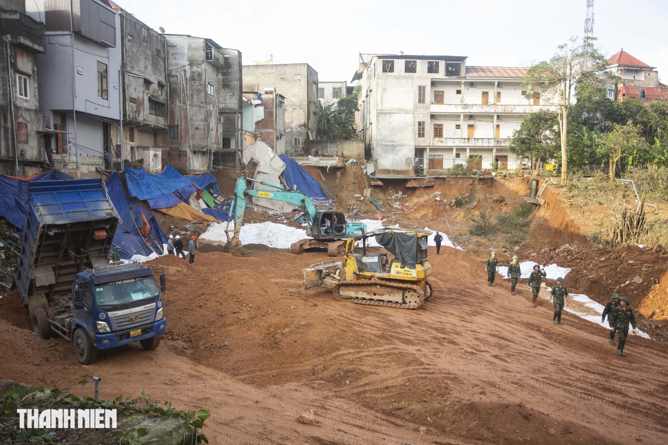 Cận cảnh công trường xây kè chống sạt lở ở xã miền núi Quảng Trị - Ảnh 1.