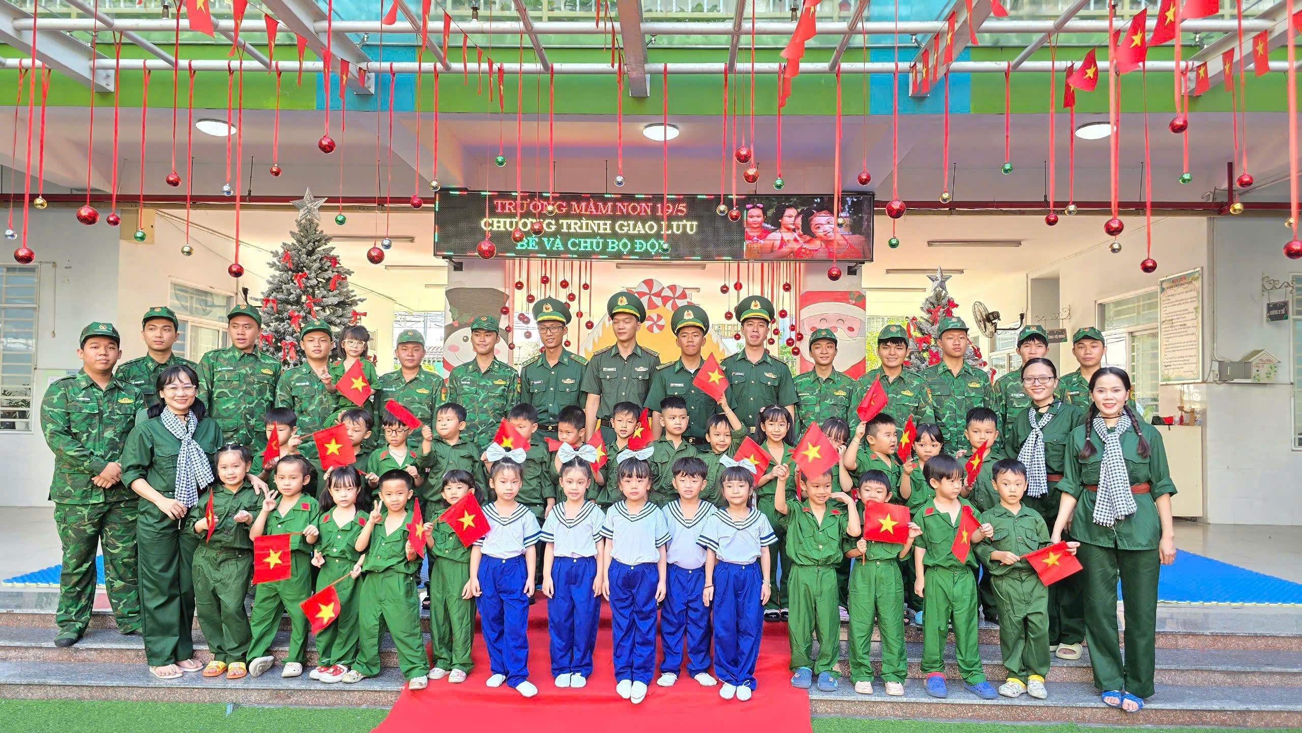 X&uacute;c động nghe chuyện chiến sĩ Trường Sa ở s&acirc;n trường - Ảnh 9.