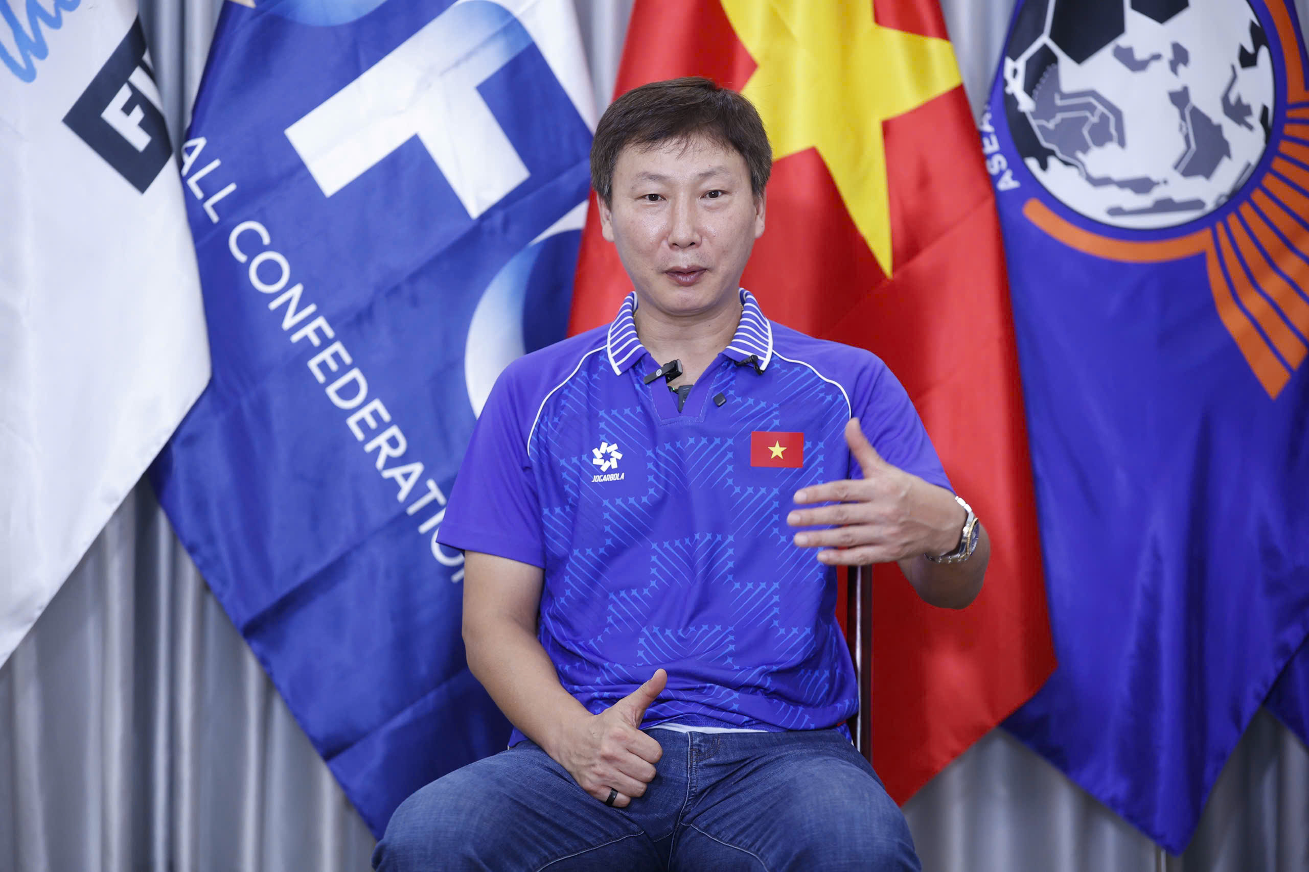 HLV Kim Sang-sik: 'Ba danh hiệu năm 2025 là mồ hôi, nước mắt và danh dự của bóng đá Việt Nam'- Ảnh 2. HLV Kim Sang-sik: 'Ba danh hiệu năm 2025 là mồ hôi, nước mắt và danh dự của bóng đá Việt Nam'- Ảnh 2.