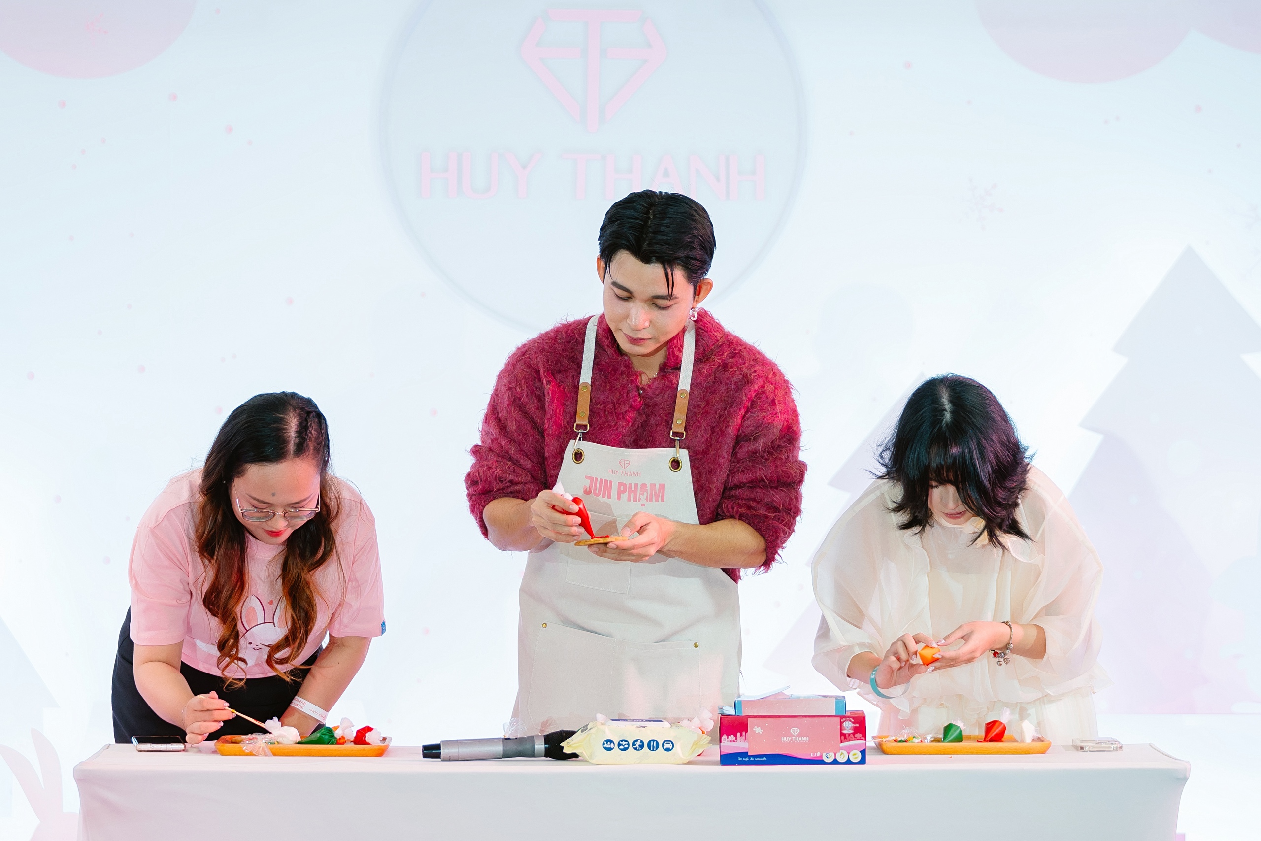 Jun Phạm làm điều đặc biệt cho fan trước Giáng sinh - Ảnh 1.