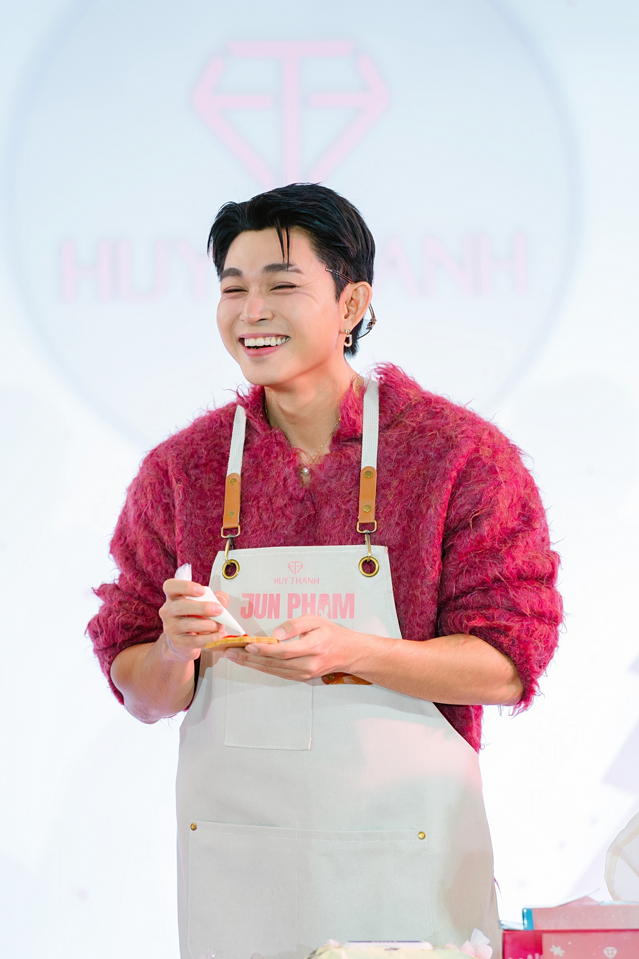 Jun Phạm làm điều đặc biệt cho fan trước Giáng sinh - Ảnh 3.