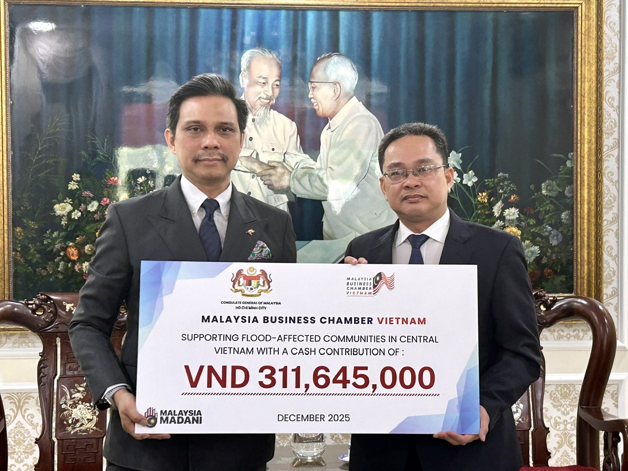 Cộng đồng Malaysia tại TP.HCM hỗ trợ cho miền trung bị bão lũ - Ảnh 1.