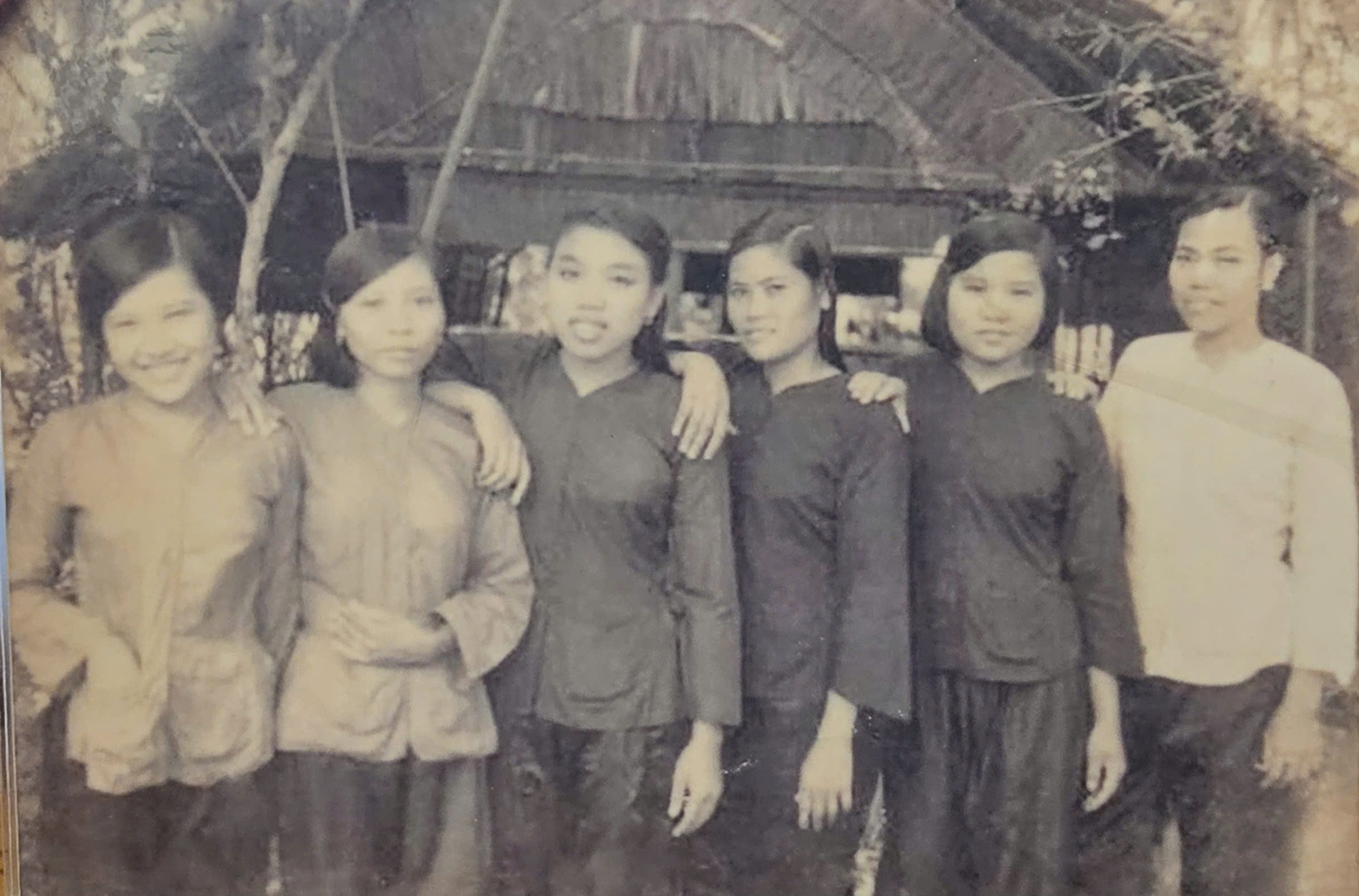 Những c&acirc;u chuyện thời hoa lửa: H&agrave;nh tr&igrave;nh của qu&acirc;n y  trong kh&aacute;ng chiến - Ảnh 3.