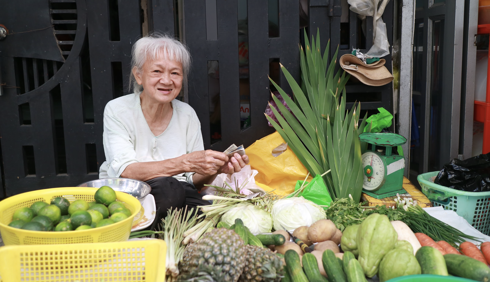 Niềm hạnh ph&uacute;c của b&agrave; ti&ecirc;n b&aacute;n rau ở TP . HCM v&agrave; c&acirc;u chuyện giản dị - Ảnh 4.