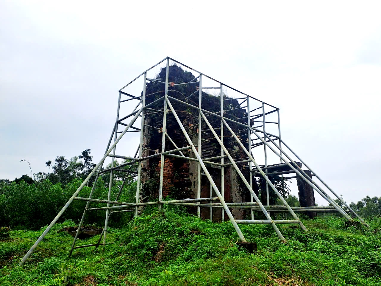 Hy vọng 'cấp cứu' kịp thời th&aacute;p S&aacute;ng đang chờ sập- Ảnh 1.