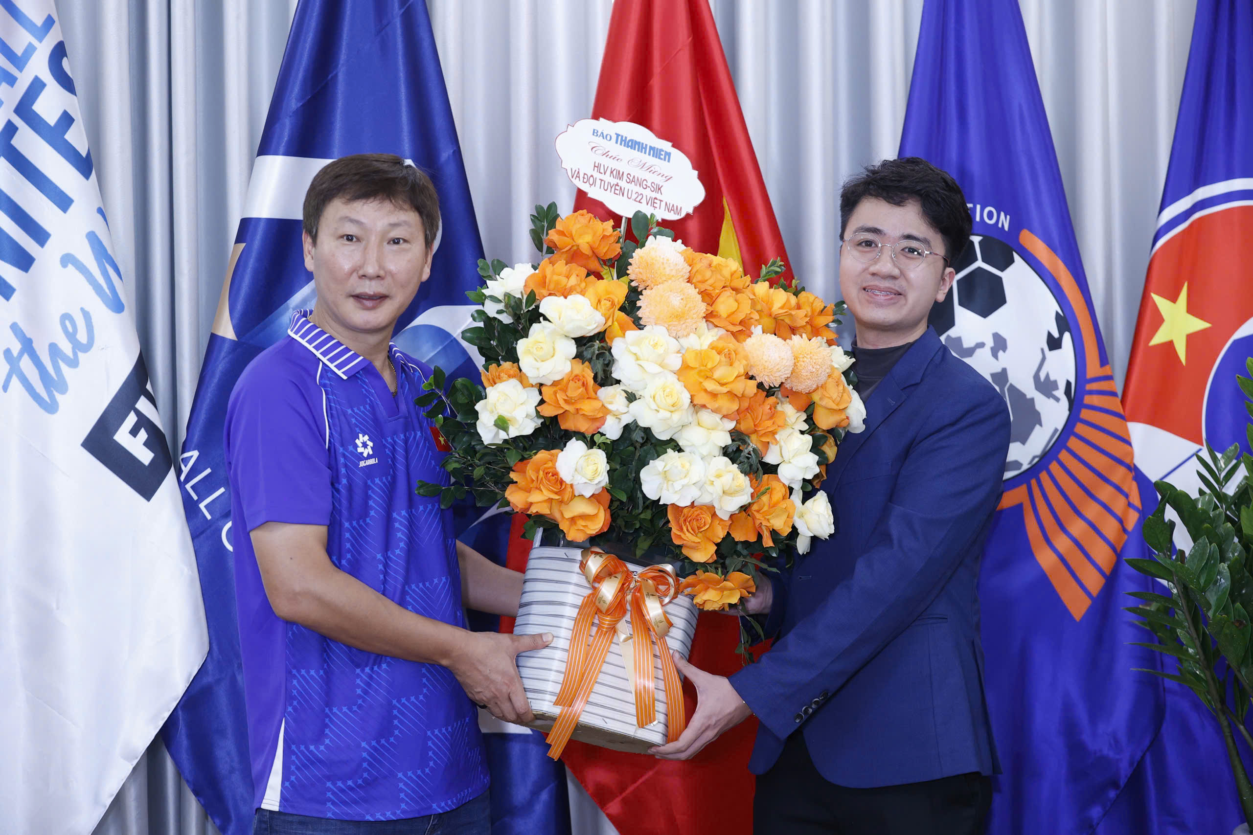 HLV Kim Sang-sik: 'Ba danh hiệu năm 2025 là mồ hôi, nước mắt và danh dự của bóng đá Việt Nam'- Ảnh 1. HLV Kim Sang-sik: 'Ba danh hiệu năm 2025 là mồ hôi, nước mắt và danh dự của bóng đá Việt Nam'- Ảnh 1.