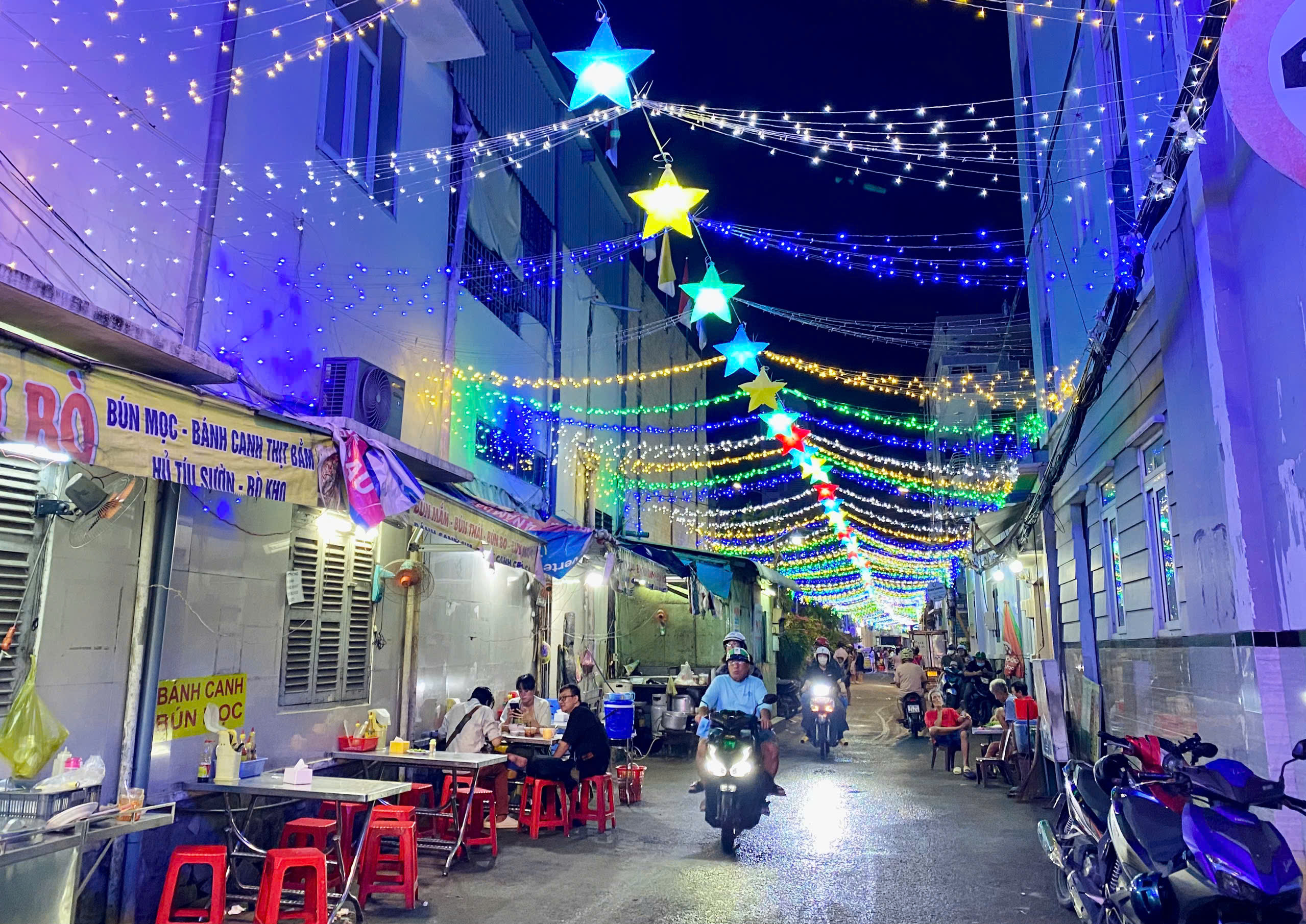 Nhiều ng&otilde; hẻm, tuyến đường rực s&aacute;ng lung linh bởi hang đ&aacute;, d&acirc;y đ&egrave;n giăng khắp lối - Ảnh 9.