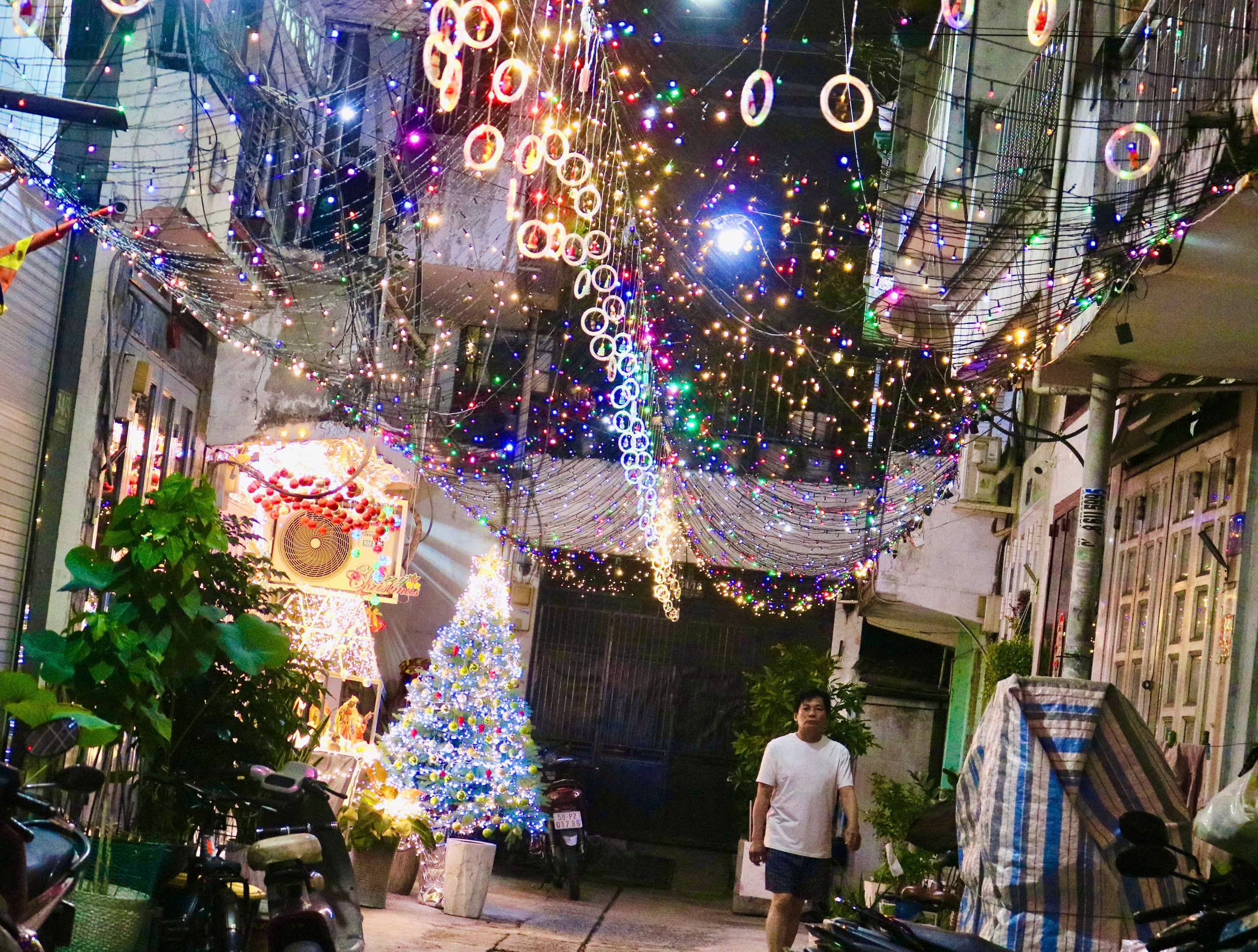 Nhiều ng&otilde; hẻm, tuyến đường rực s&aacute;ng lung linh bởi hang đ&aacute;, d&acirc;y đ&egrave;n giăng khắp lối - Ảnh 4.