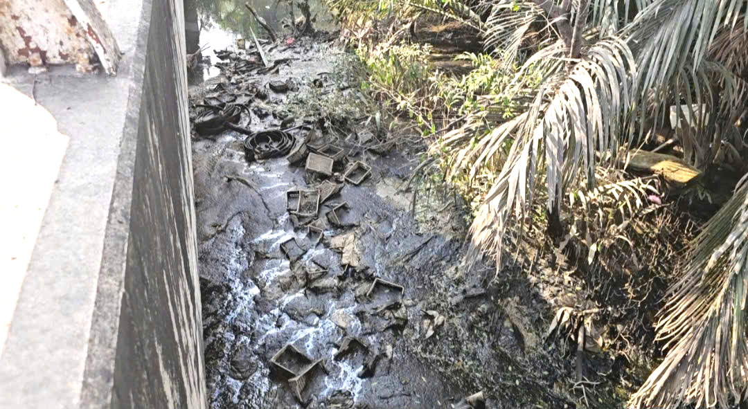 Rác thải bủa vây cầu Ông Bé: Dân bức xúc, chính quyền sẽ 'phạt nguội' qua camera - Ảnh 8.